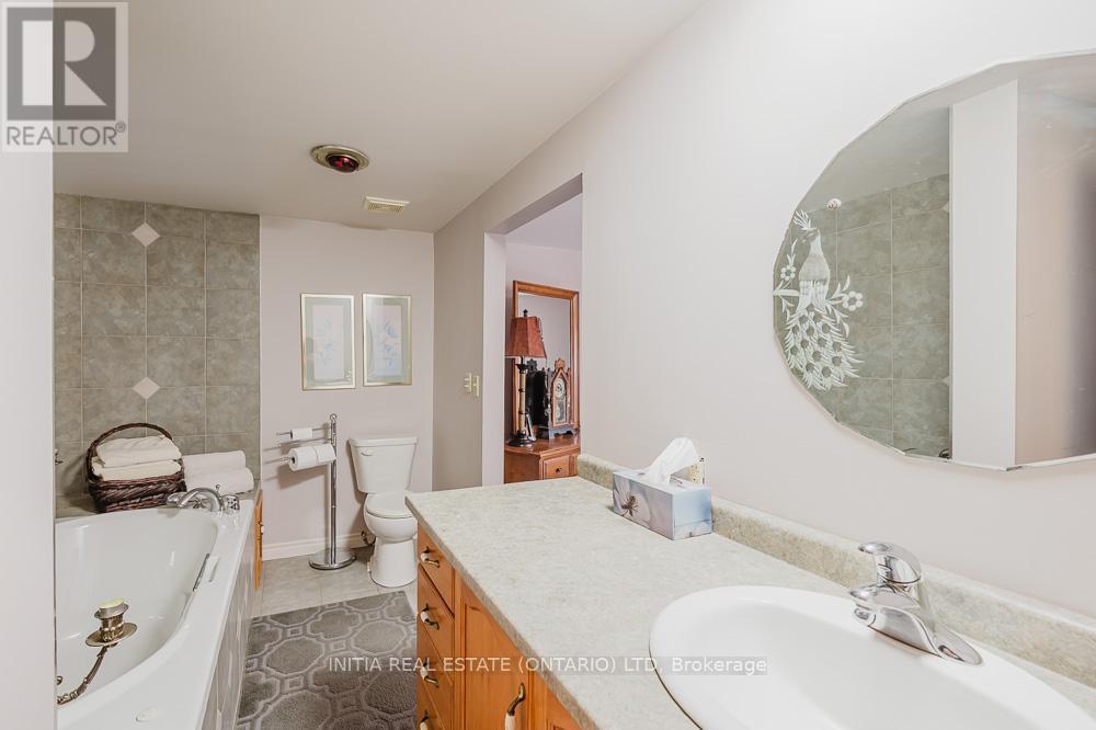 9450 Longwoods Road, Chatham-Kent, Ontario  N7M 5J7 - Photo 38 - X12301042