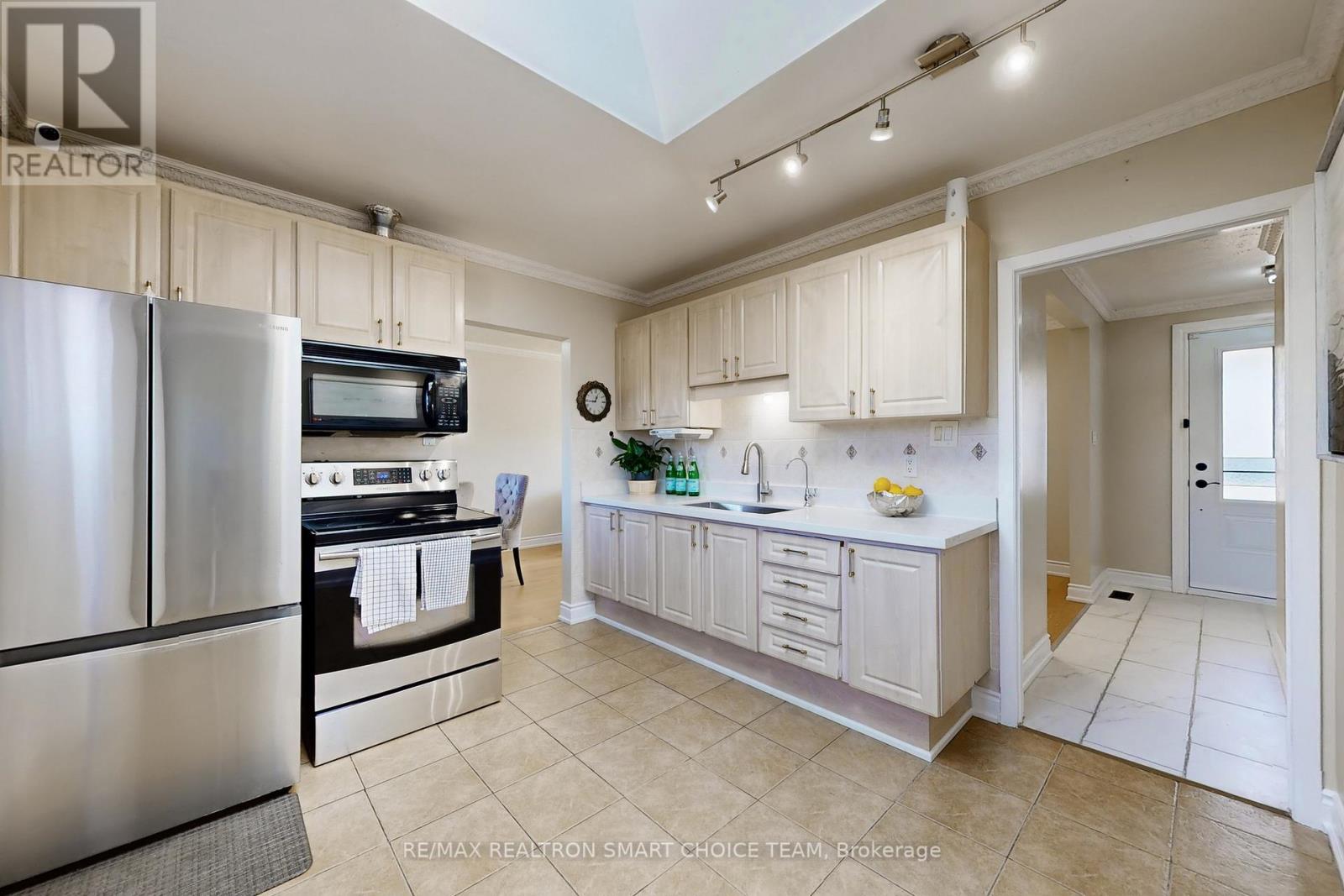 16 Frith Road, Toronto, Ontario  M3N 1G1 - Photo 3 - W12478455