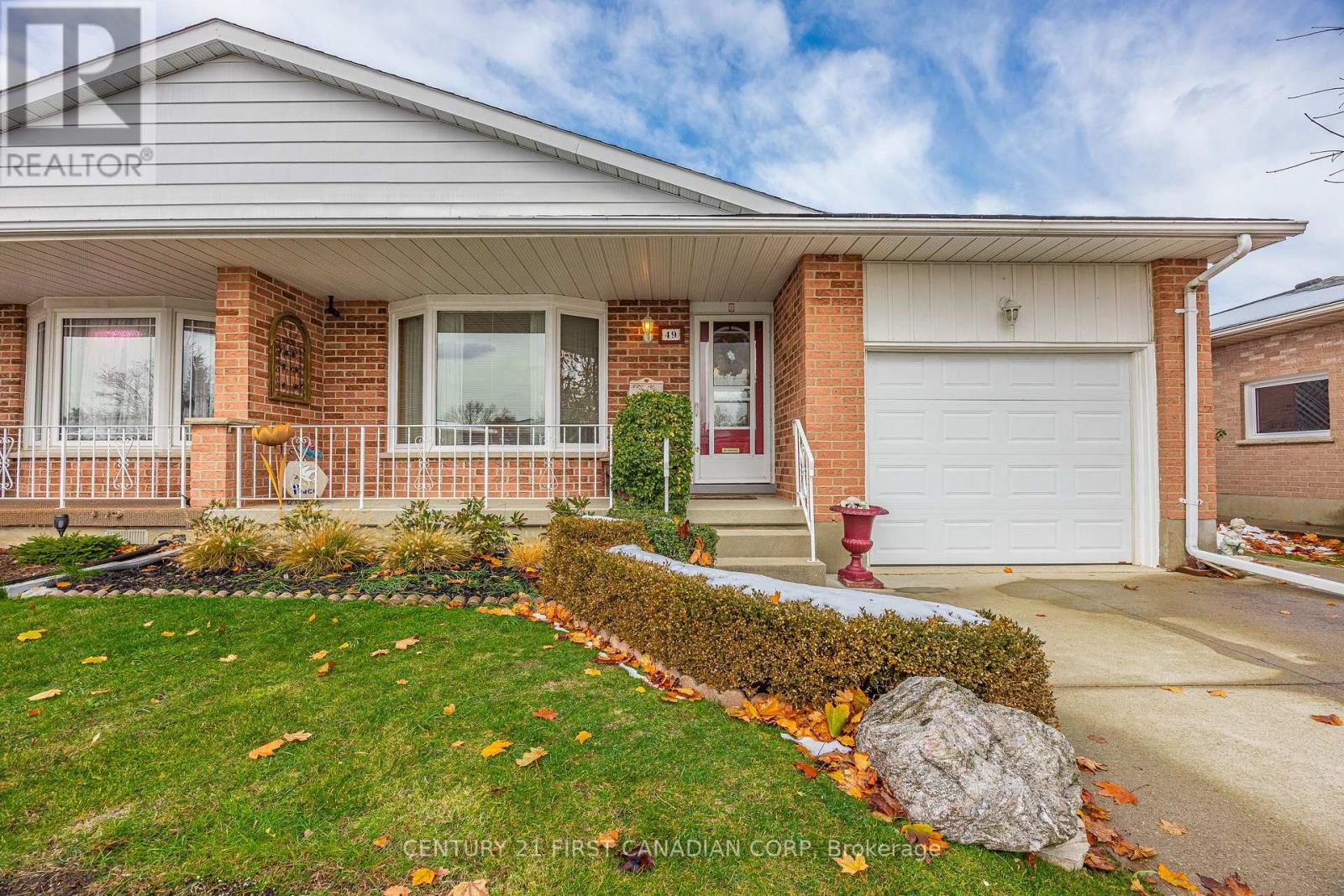 49 Bonnie Place, St. Thomas, Ontario  N5R 5W6 - Photo 2 - X12542696