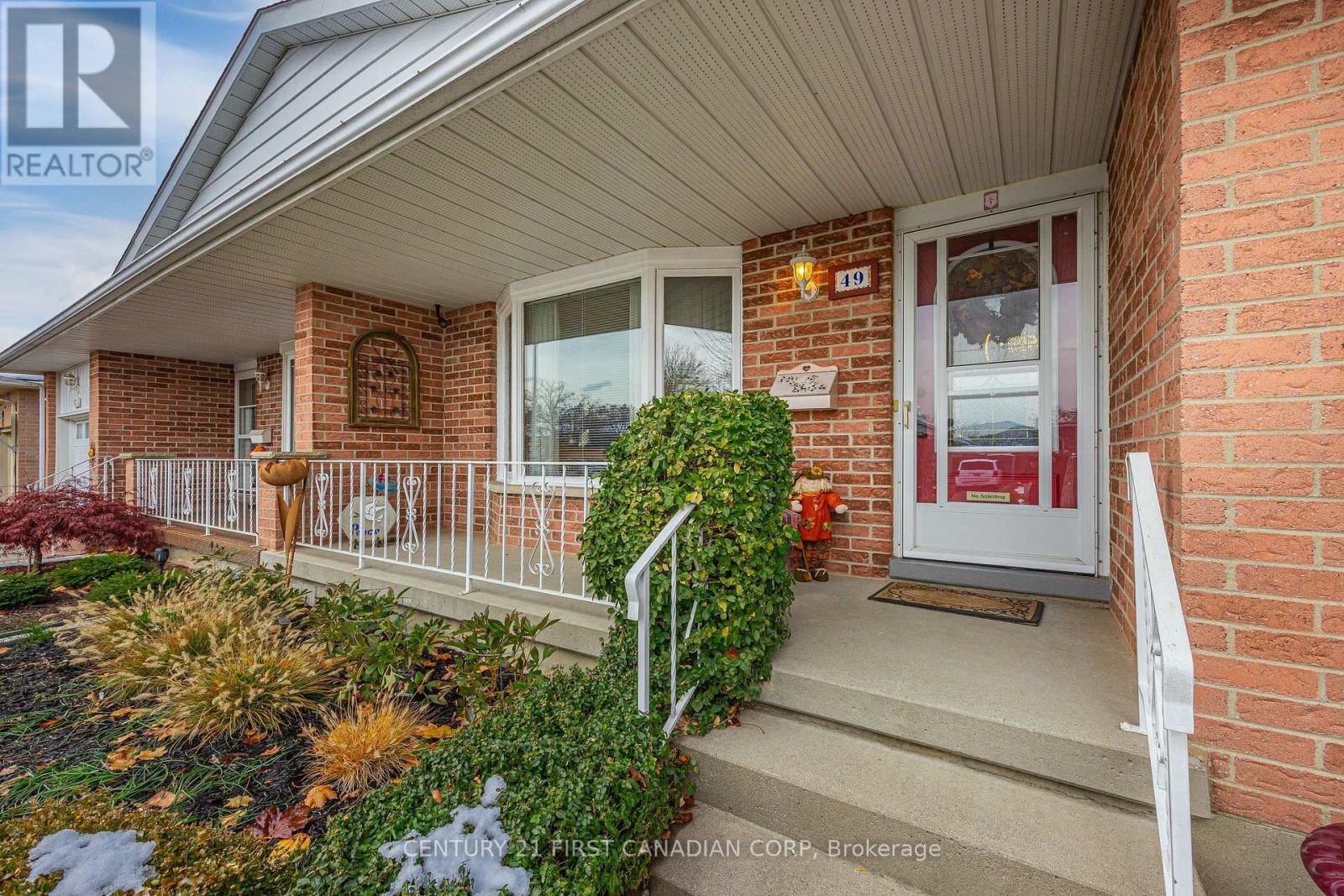 49 Bonnie Place, St. Thomas, Ontario  N5R 5W6 - Photo 3 - X12542696