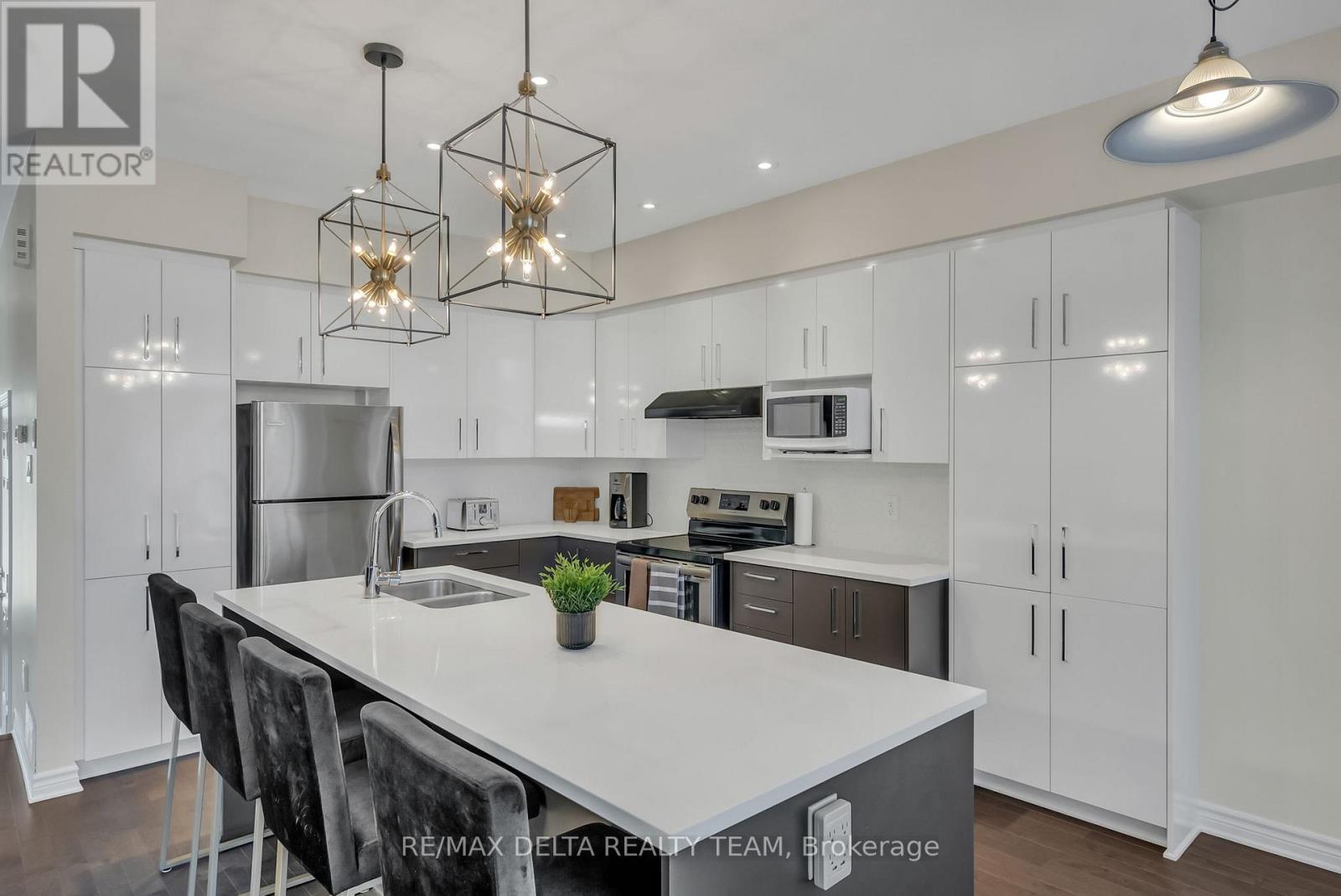 700 Guardian Grove, Ottawa, Ontario  K1X 3V5 - Photo 3 - X12542854