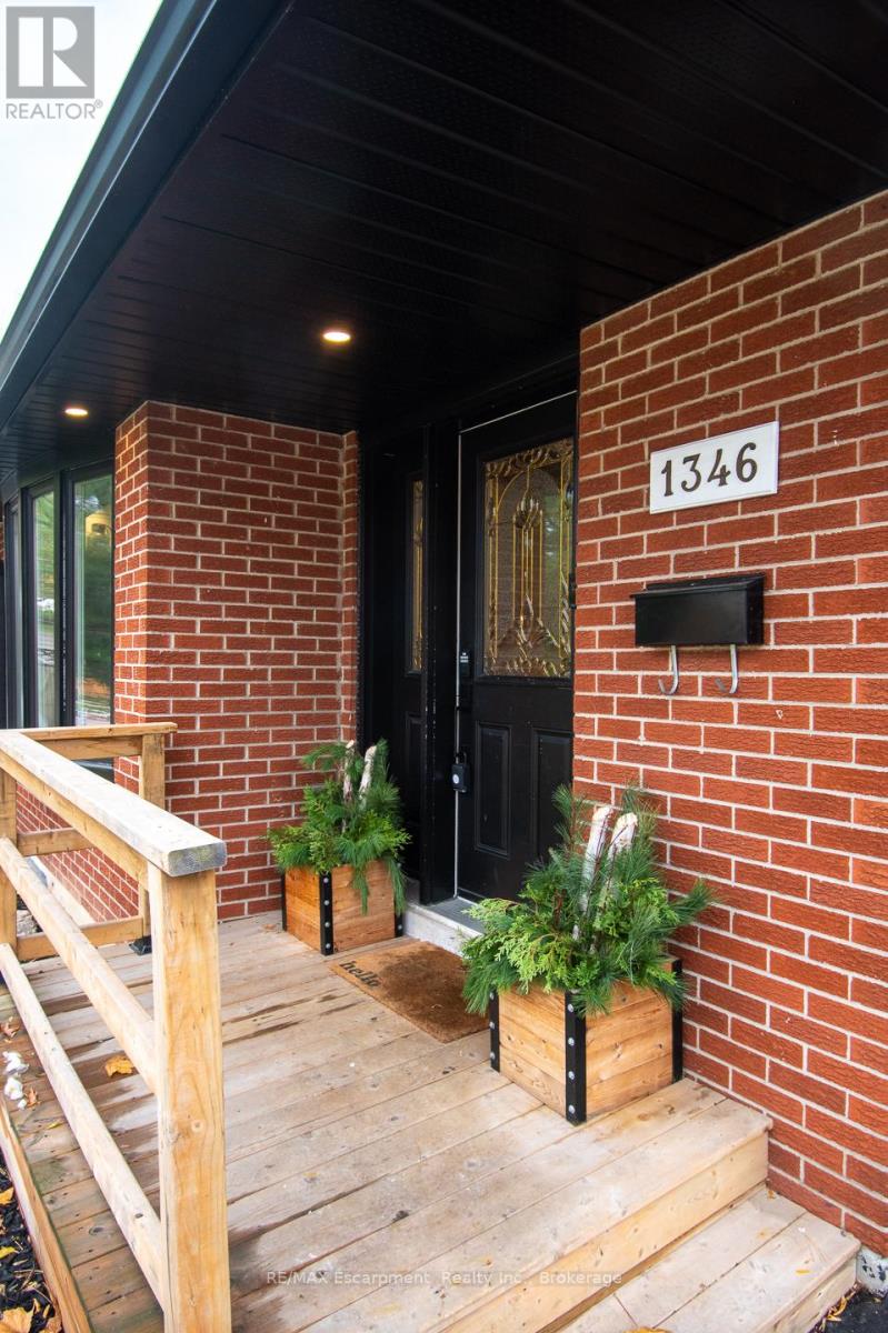 1346 Colonsay Drive, Burlington, Ontario  L7P 2T9 - Photo 2 - W12542818