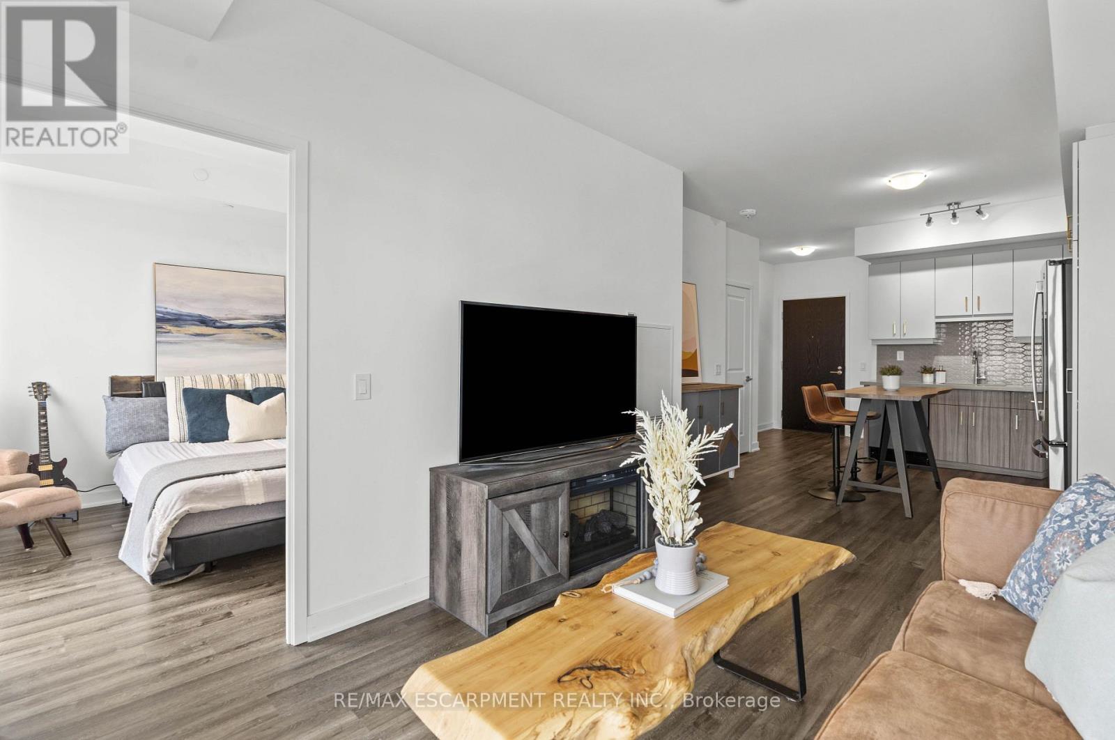 1604 - 2007 James Street, Burlington, Ontario  L7R 1H1 - Photo 11 - W12542526