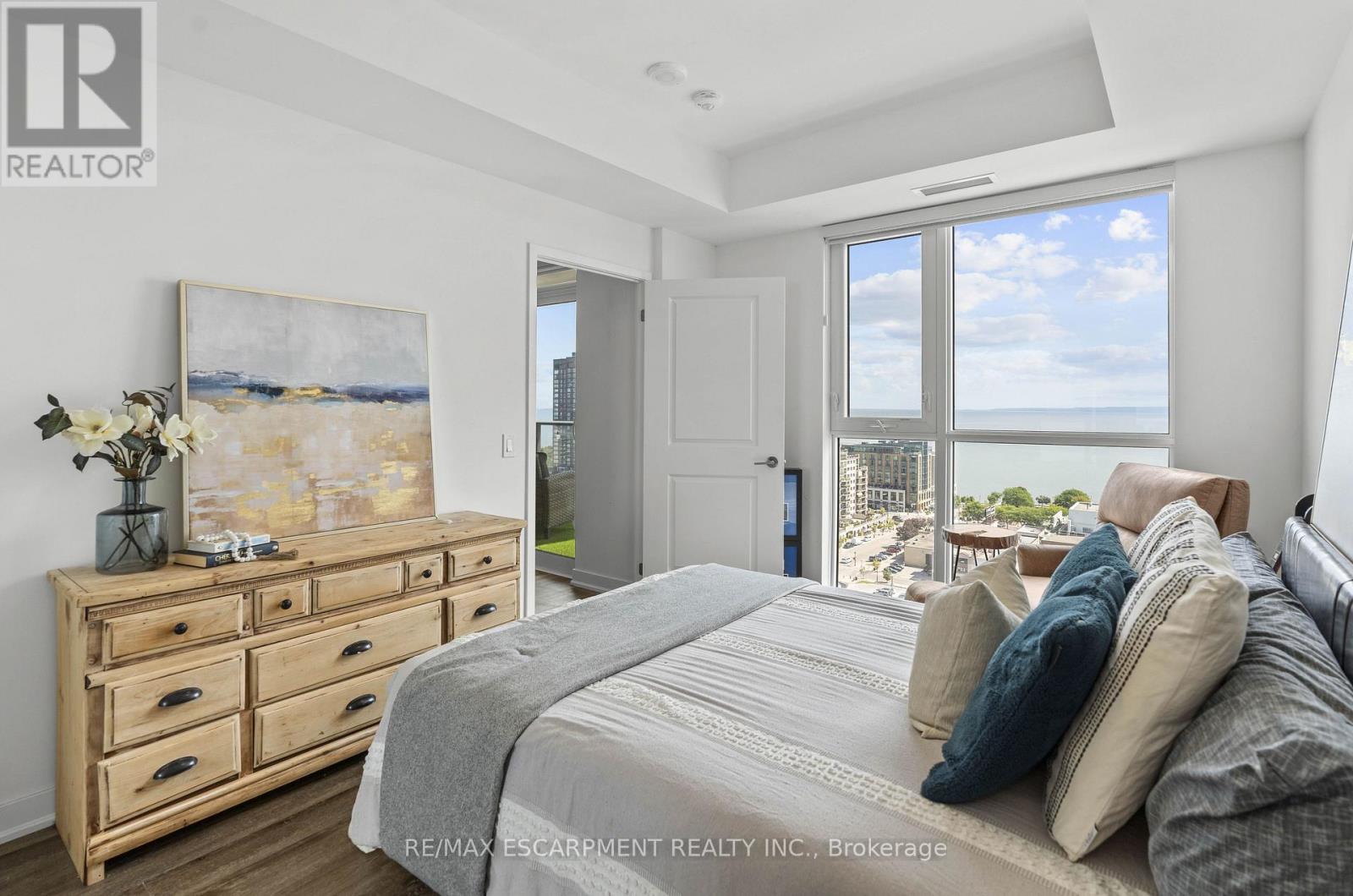 1604 - 2007 James Street, Burlington, Ontario  L7R 1H1 - Photo 14 - W12542526