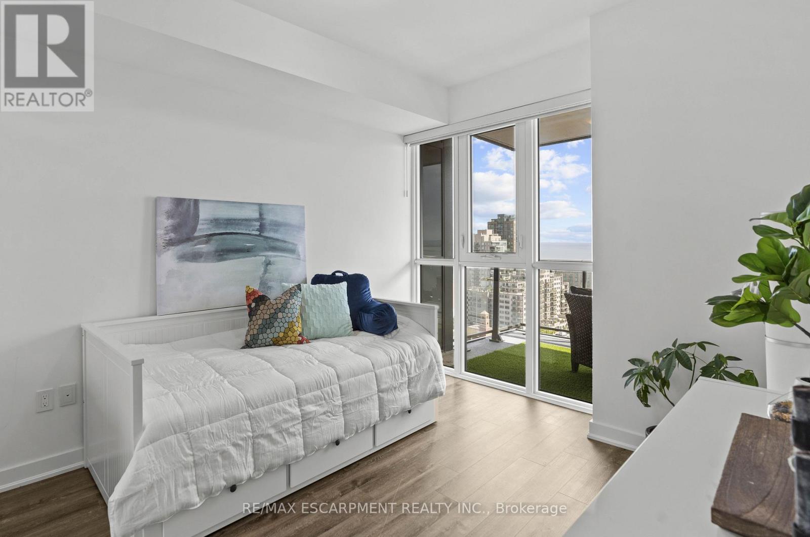 1604 - 2007 James Street, Burlington, Ontario  L7R 1H1 - Photo 16 - W12542526