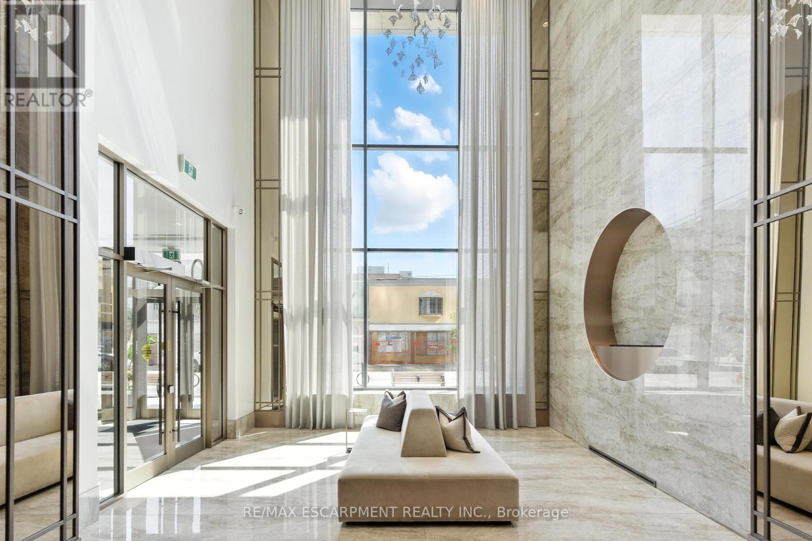 1604 - 2007 James Street, Burlington, Ontario  L7R 1H1 - Photo 3 - W12542526