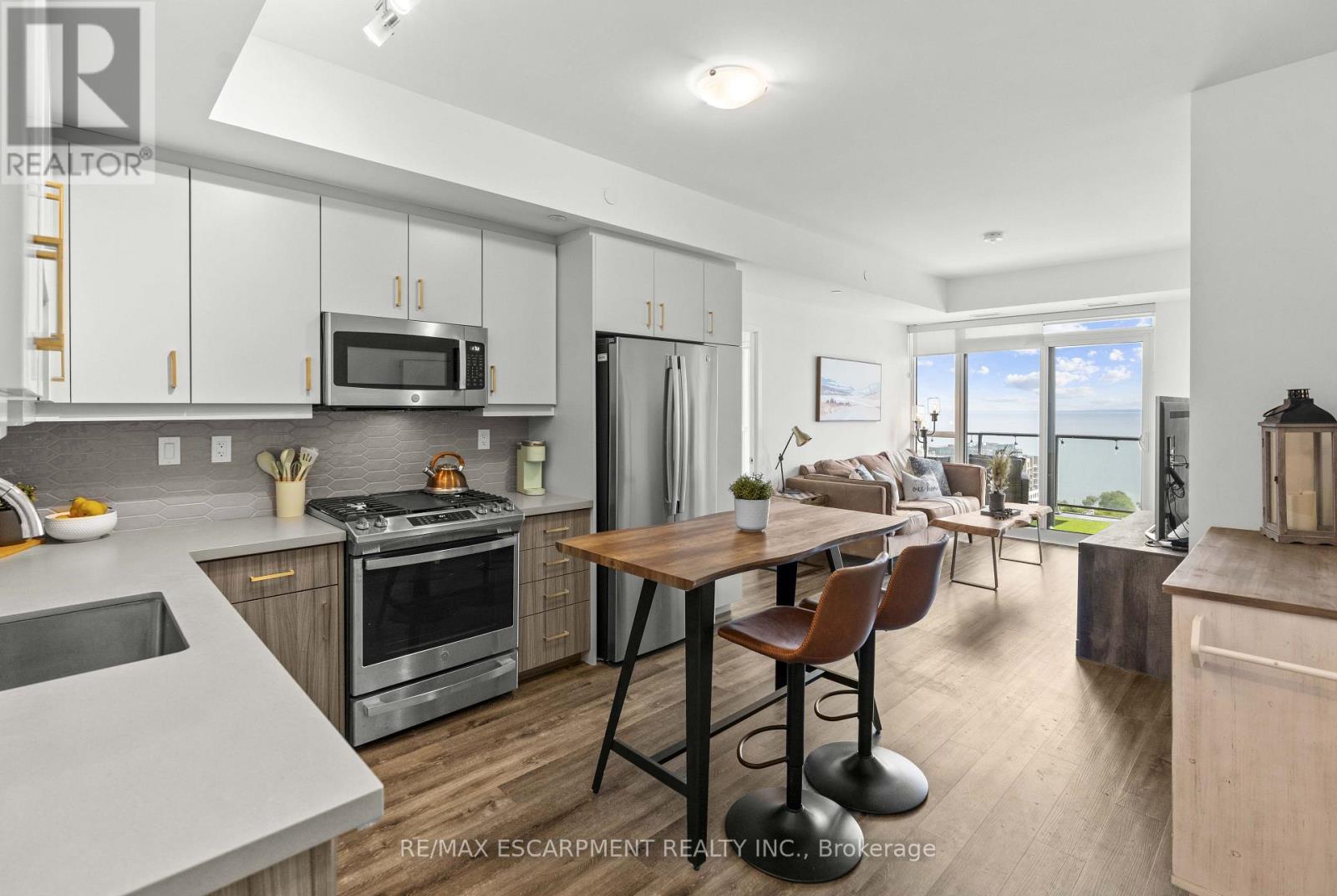 1604 - 2007 James Street, Burlington, Ontario  L7R 1H1 - Photo 5 - W12542526