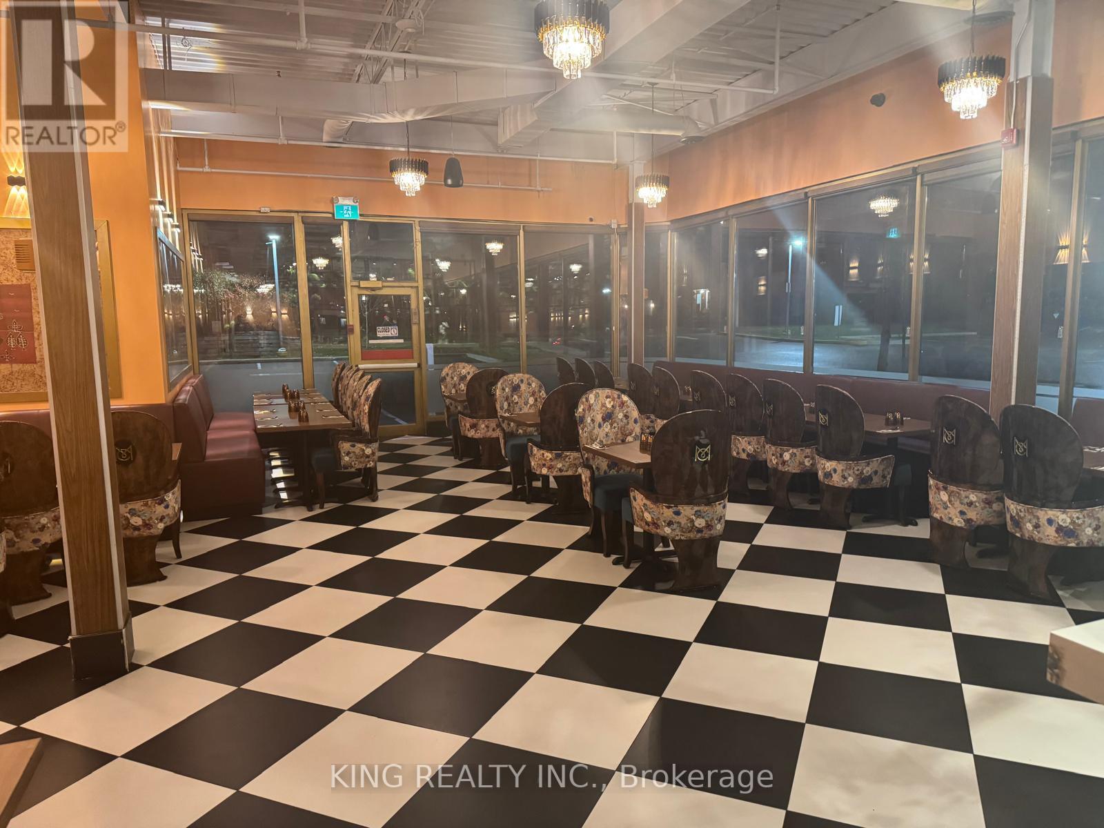 R170 - 2 County Crt Boulevard, Brampton, Ontario  L6W 3W8 - Photo 3 - W12542600