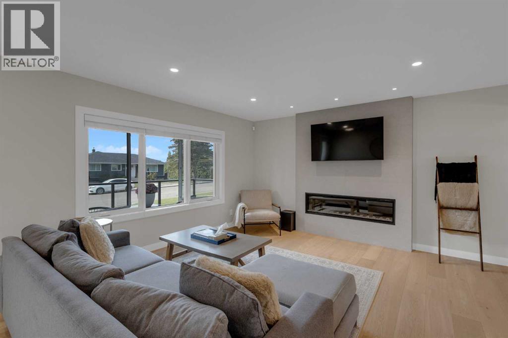 24 Canyon Drive Nw, Calgary, Alberta  T2L 0R3 - Photo 3 - A2253401