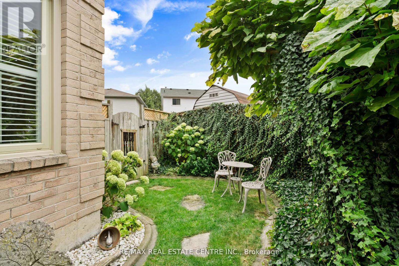 20 Driftwood Place, Hamilton, Ontario  L8J 2N7 - Photo 34 - X12542612