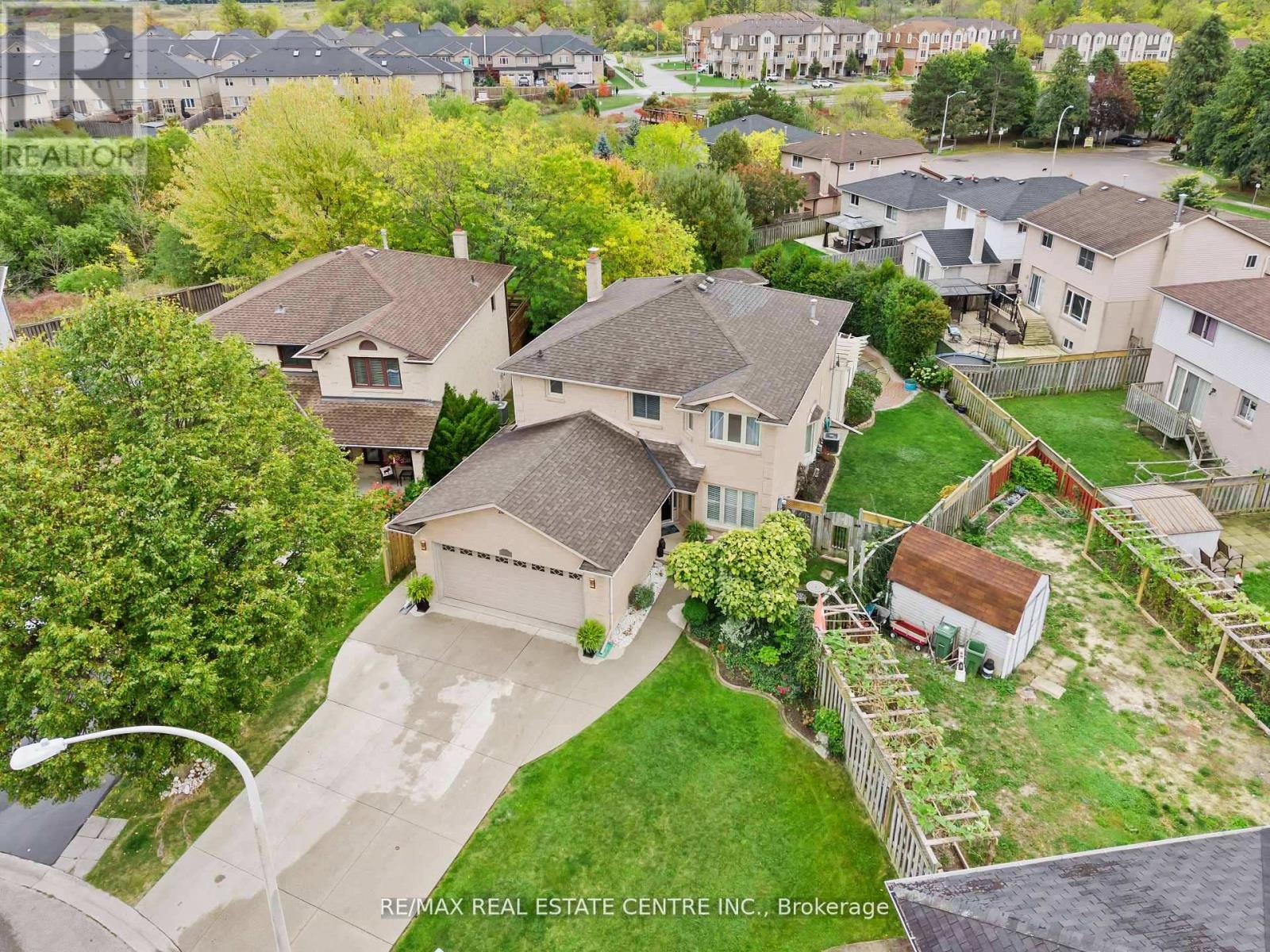 20 Driftwood Place, Hamilton, Ontario  L8J 2N7 - Photo 4 - X12542612