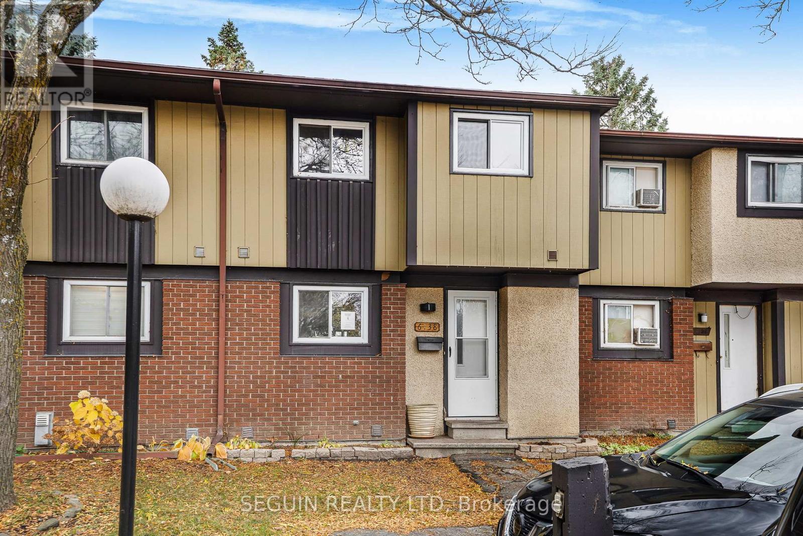 6138 Brookside Lane, Ottawa, Ontario K1C 2K7 - Photo 2 - X12542706