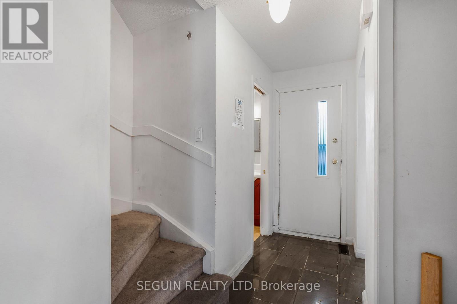 6138 Brookside Lane, Ottawa, Ontario K1C 2K7 - Photo 5 - X12542706