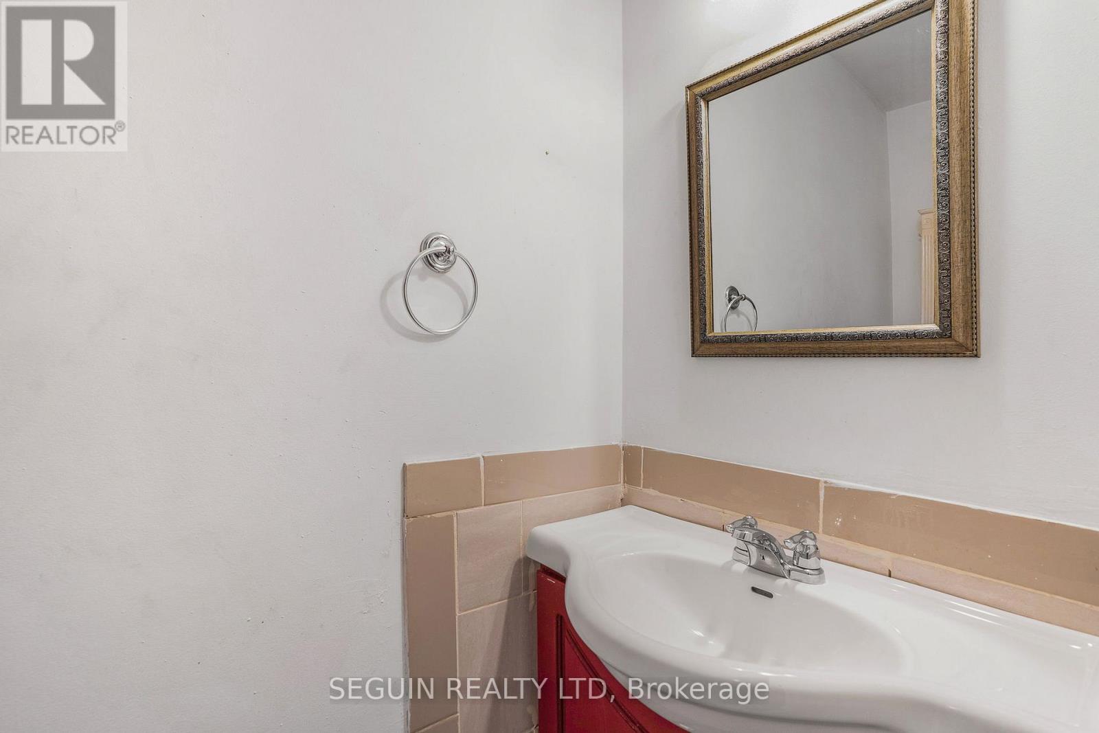 6138 Brookside Lane, Ottawa, Ontario K1C 2K7 - Photo 6 - X12542706