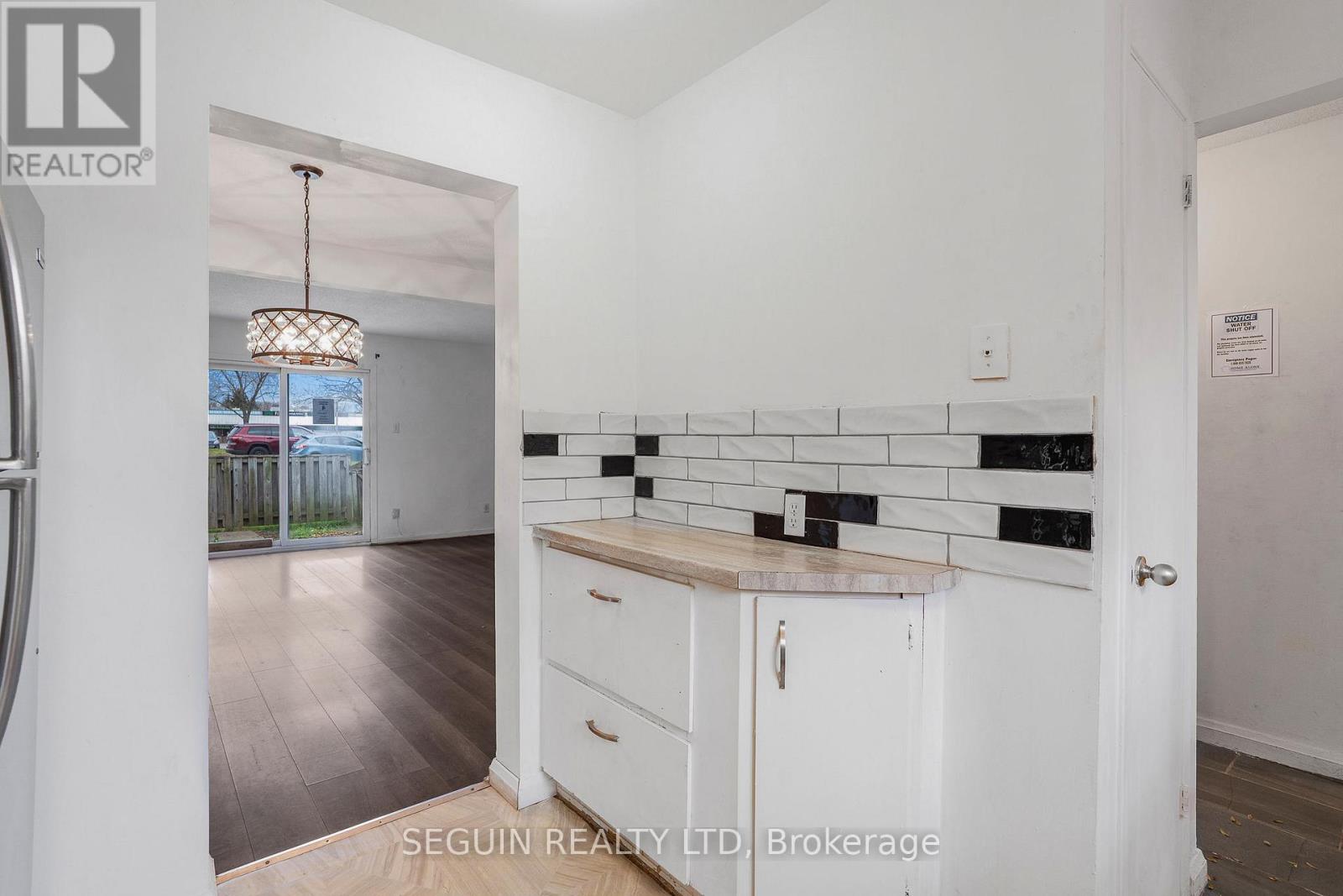 6138 Brookside Lane, Ottawa, Ontario K1C 2K7 - Photo 8 - X12542706