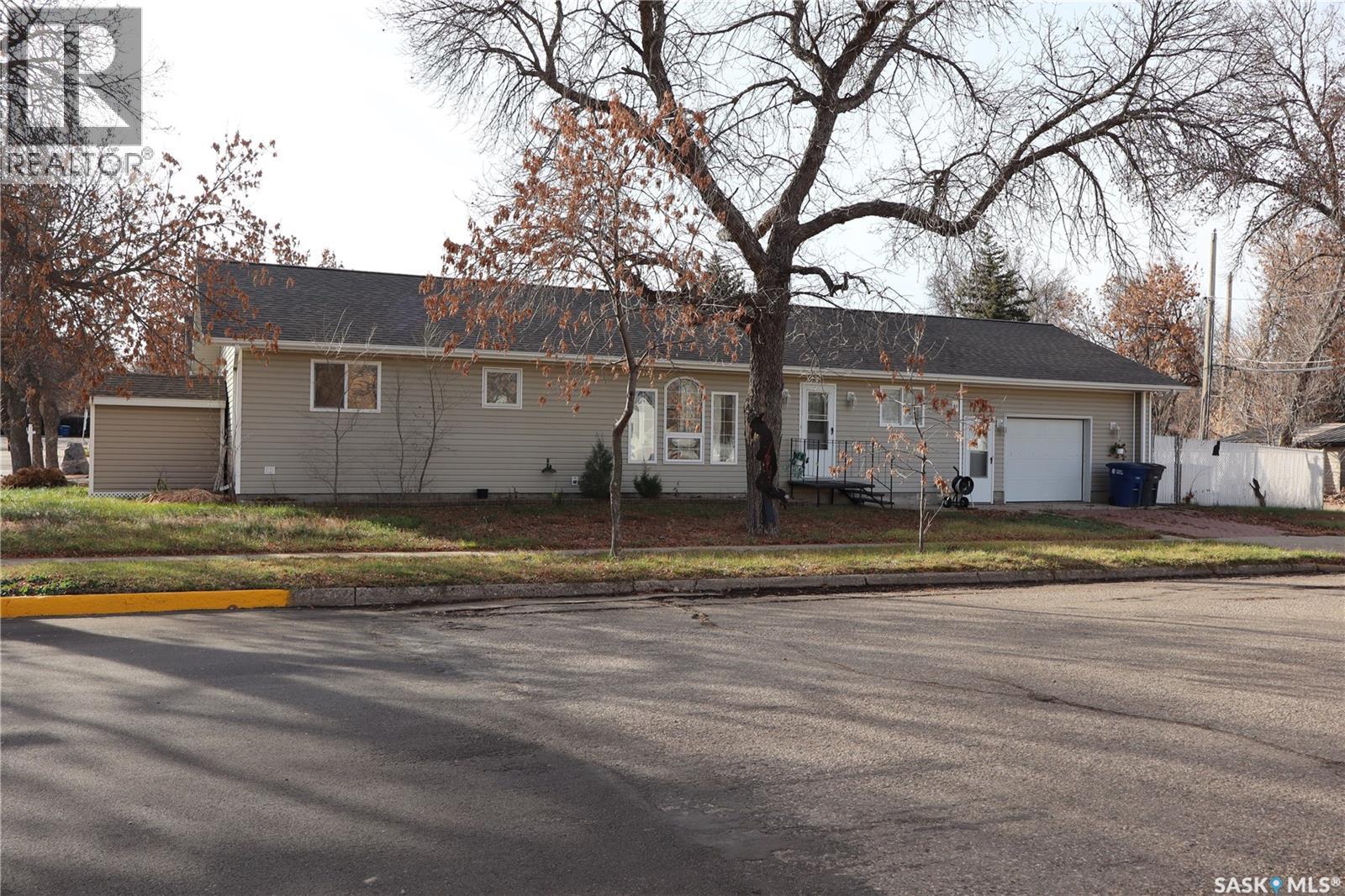 602 Centre Street, Assiniboia, Saskatchewan  S0H 0B0 - Photo 2 - SK023837