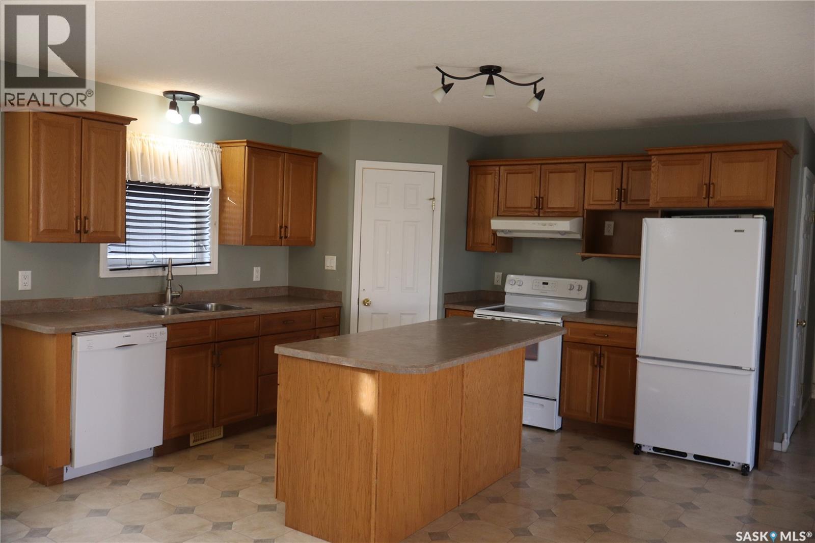 602 Centre Street, Assiniboia, Saskatchewan  S0H 0B0 - Photo 3 - SK023837