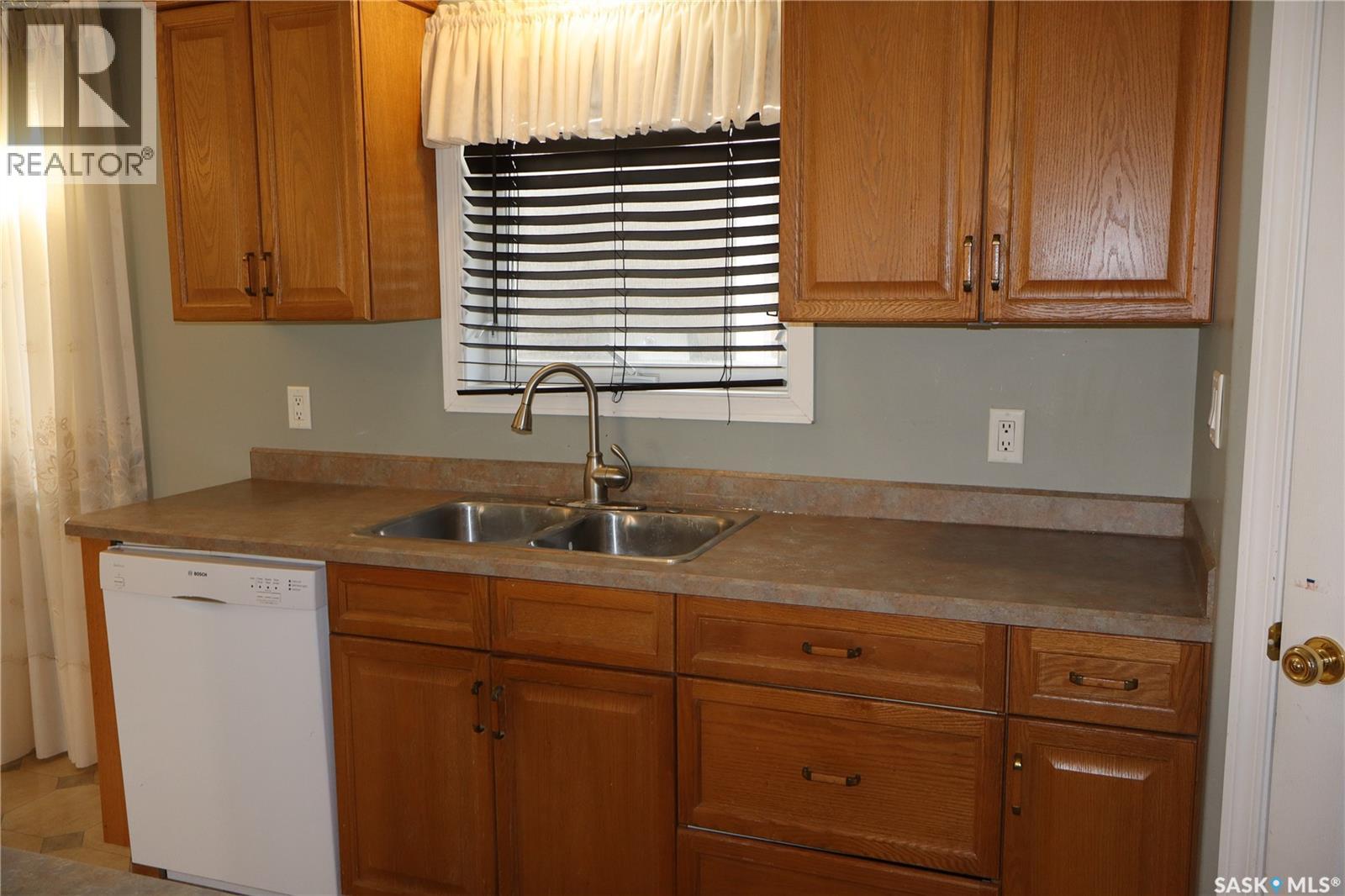 602 Centre Street, Assiniboia, Saskatchewan  S0H 0B0 - Photo 4 - SK023837