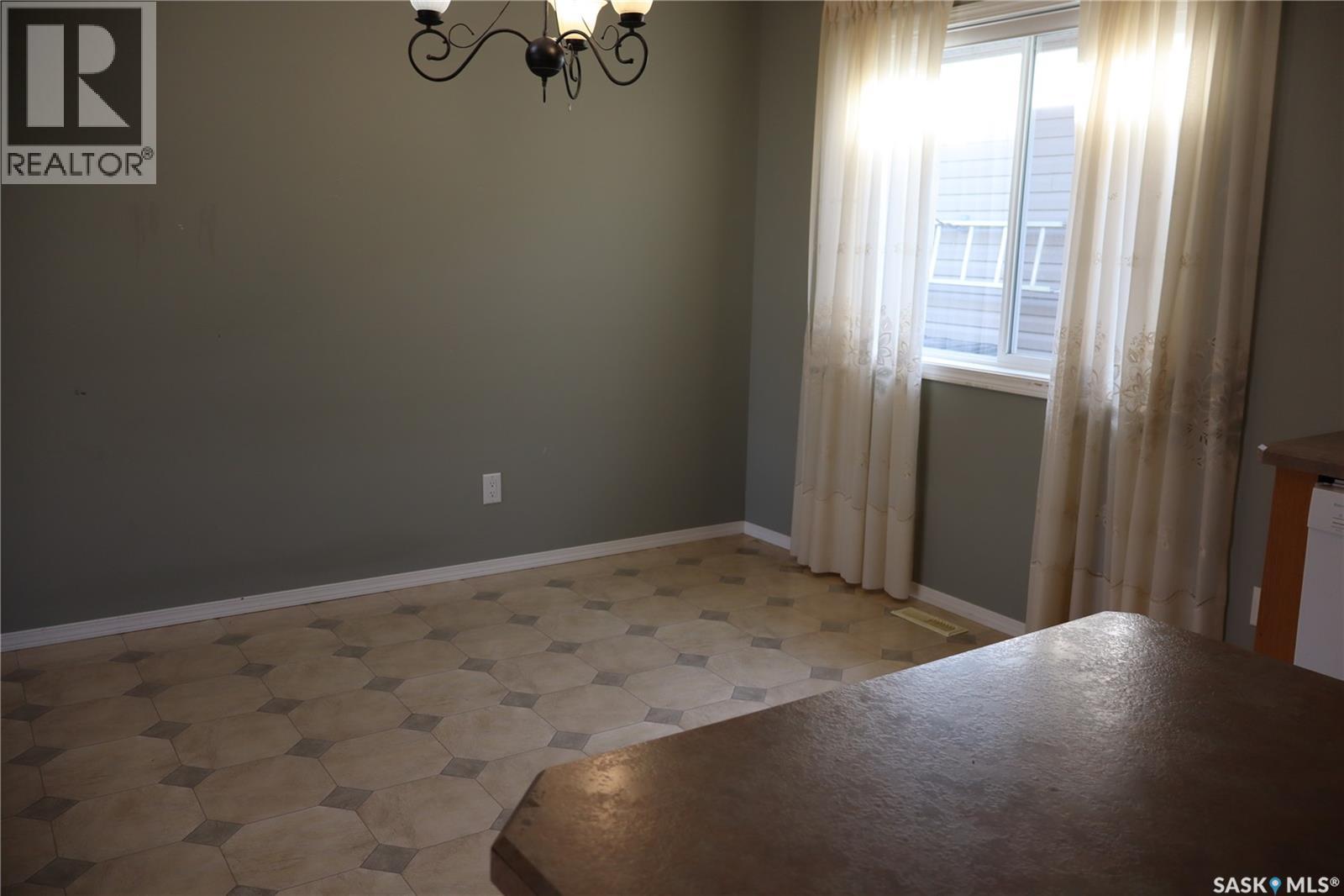 602 Centre Street, Assiniboia, Saskatchewan  S0H 0B0 - Photo 6 - SK023837