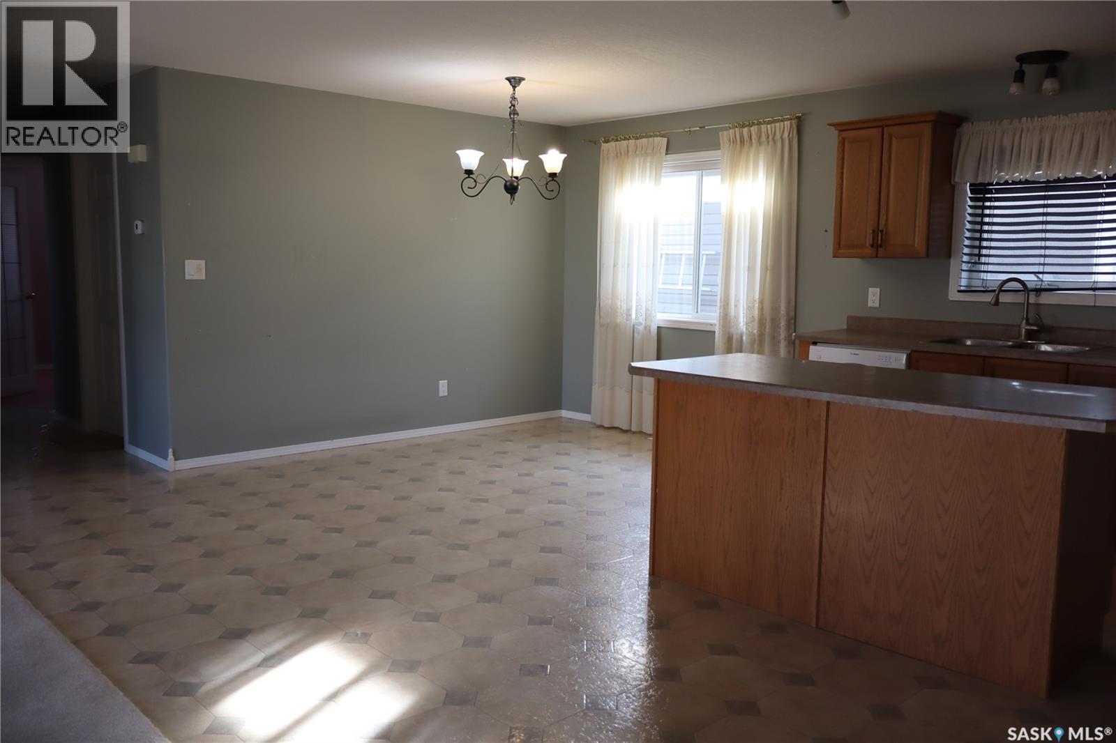 602 Centre Street, Assiniboia, Saskatchewan  S0H 0B0 - Photo 7 - SK023837