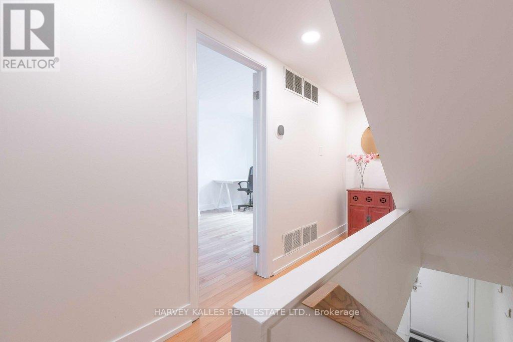 B - 148 Collier Street, Toronto, Ontario  M4W 1M3 - Photo 2 - C12542642