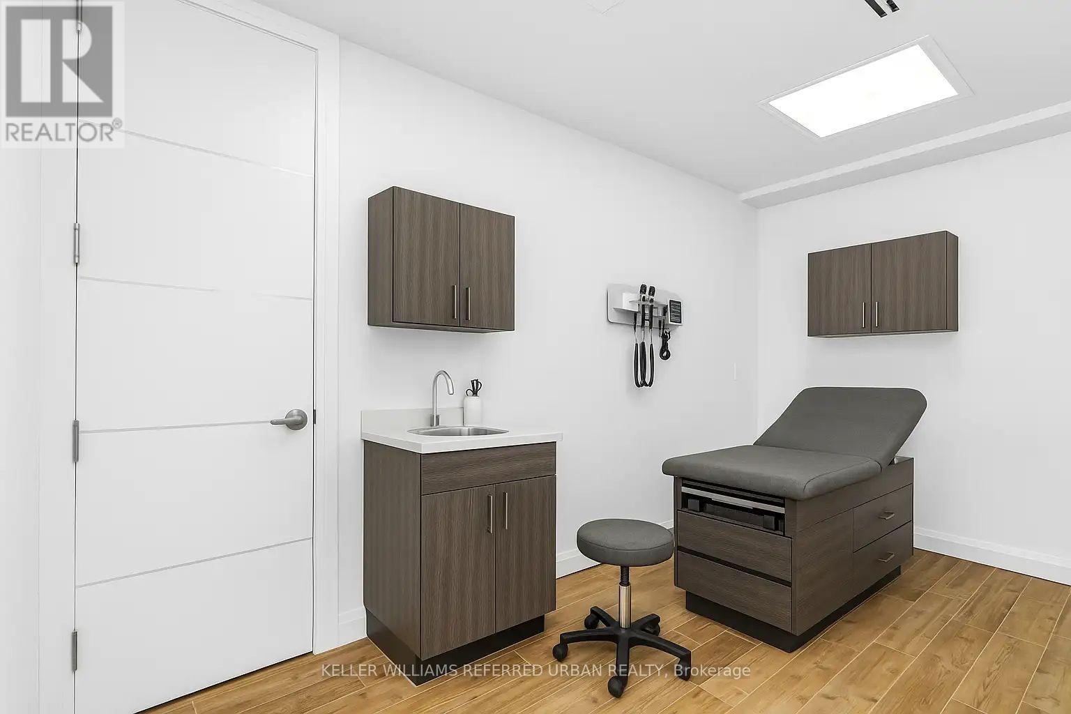 Upper - 541 Queen Street E, Toronto, Ontario  M5A 1V1 - Photo 4 - C12542680