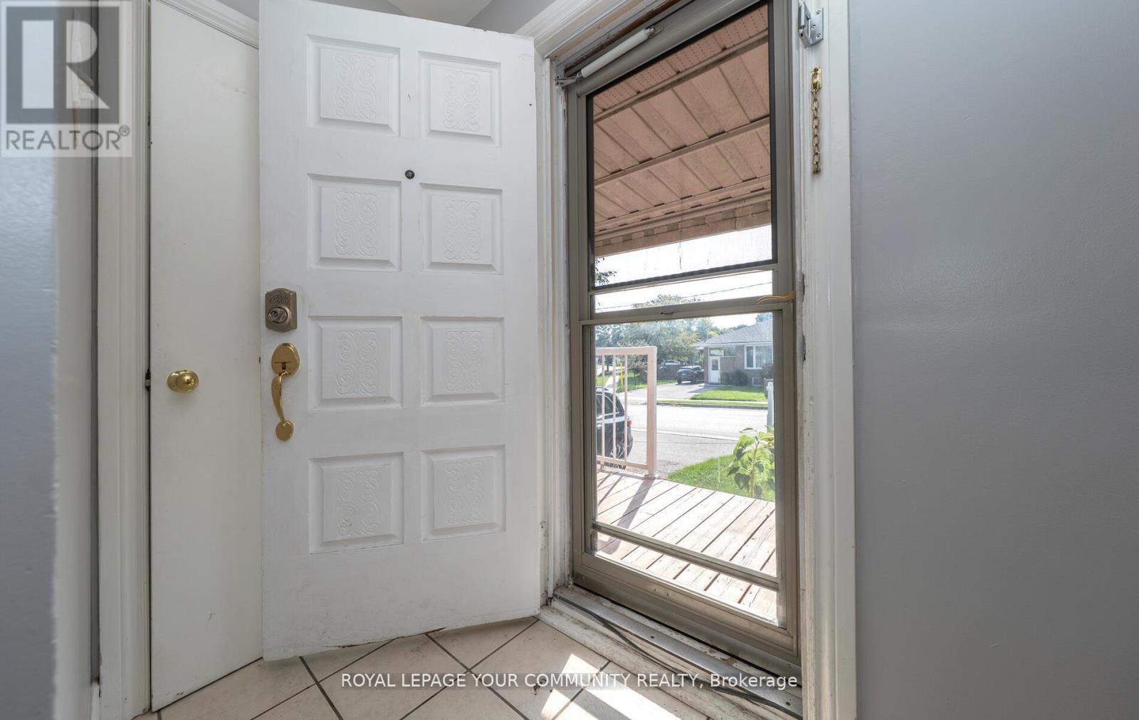 53 Newbury Drive, Newmarket, Ontario  L3Y 4P9 - Photo 6 - N12542658