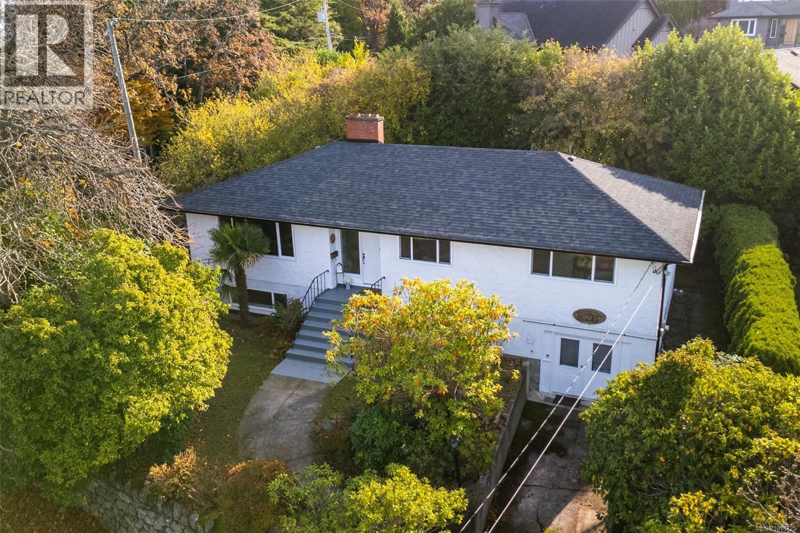 1995 Fairfield Rd, Victoria, British Columbia  V8S 1H5 - Photo 2 - 1018725