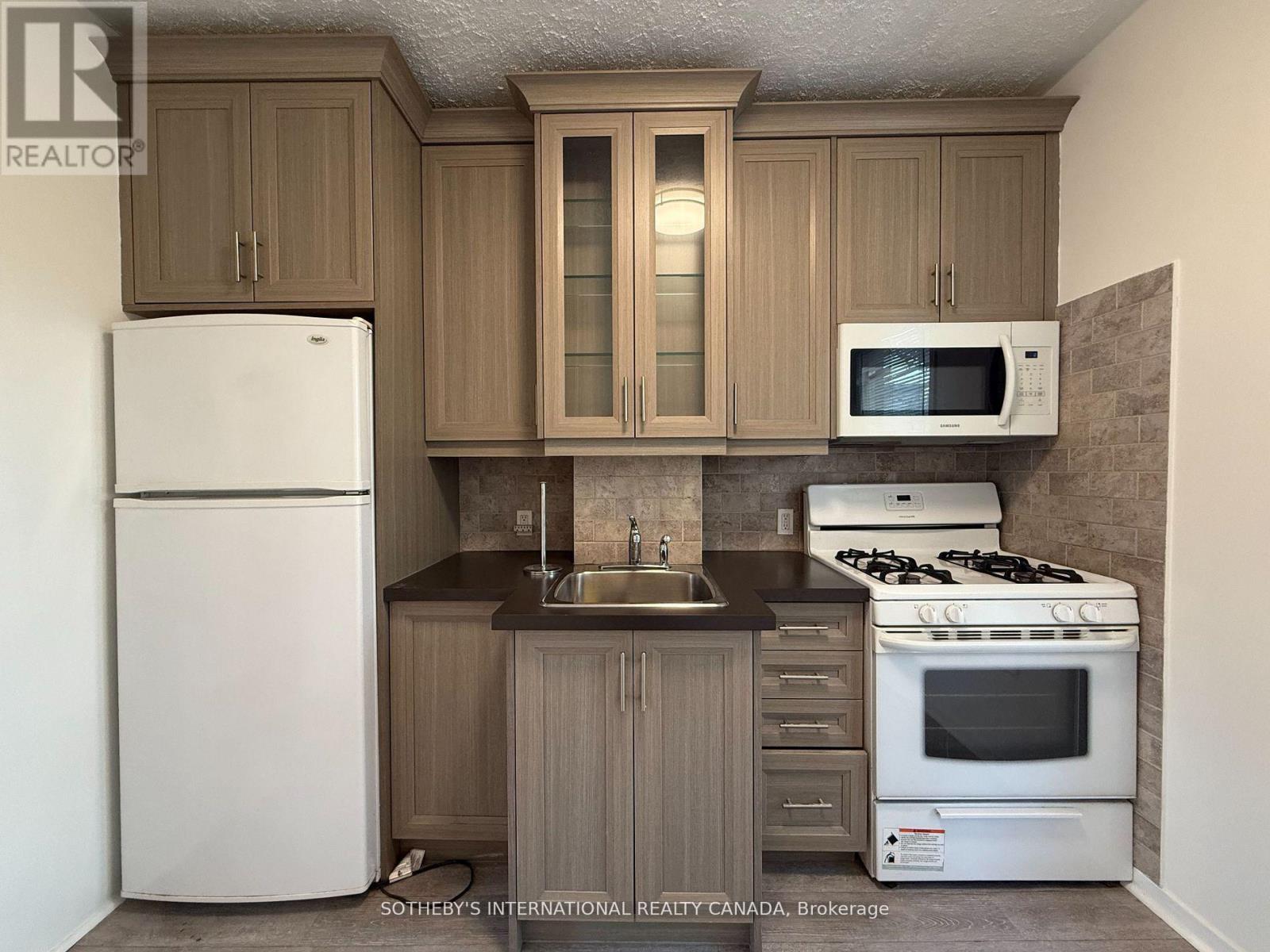 3254 DUNDAS STREET W, Toronto, Ontario