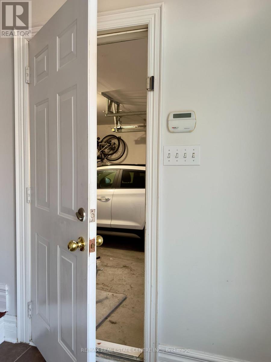 5 Streamline Drive, Brampton, Ontario  L6V 4S6 - Photo 4 - W12542806