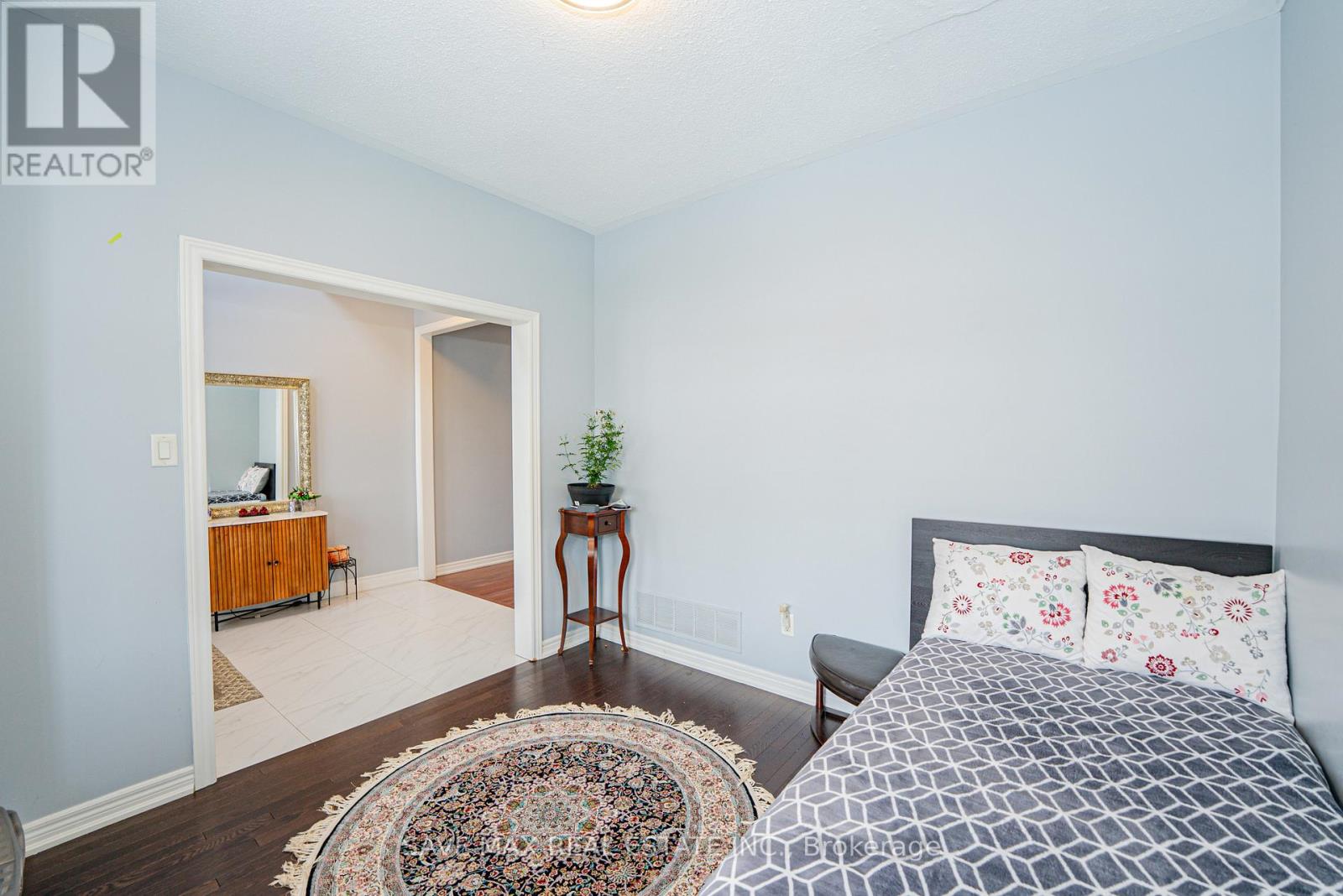 66 Southlake Boulevard, Brampton, Ontario  L6V 4P1 - Photo 5 - W12542836