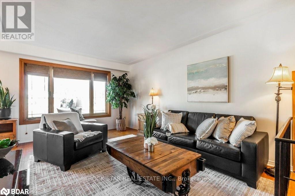 195 Bendamere Avenue, Hamilton, Ontario  L9C 1N6 - Photo 3 - X12542730