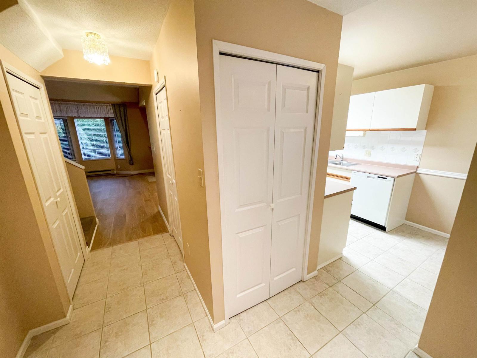 3 10074 154 Street, Surrey, British Columbia  V3R 4J6 - Photo 3 - R3067255