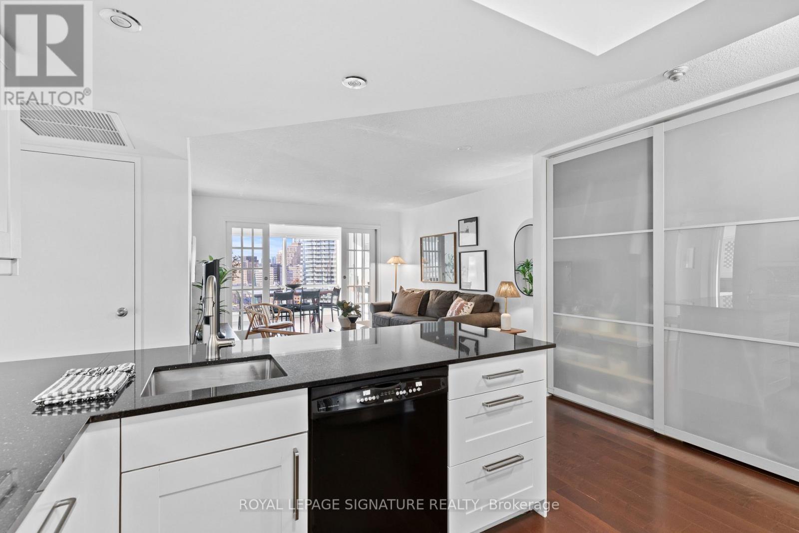 1815 - 1001 Bay Street, Toronto, Ontario  M5S 3A6 - Photo 5 - C12512676