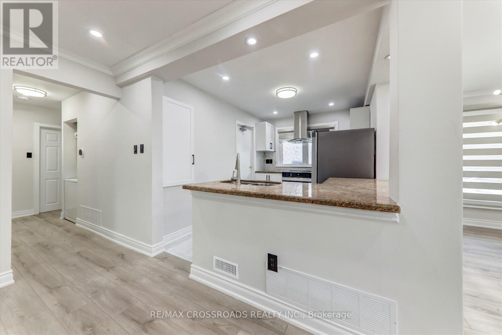 2 Tangmere Road, Toronto, Ontario  M3B 2N1 - Photo 11 - C12530006