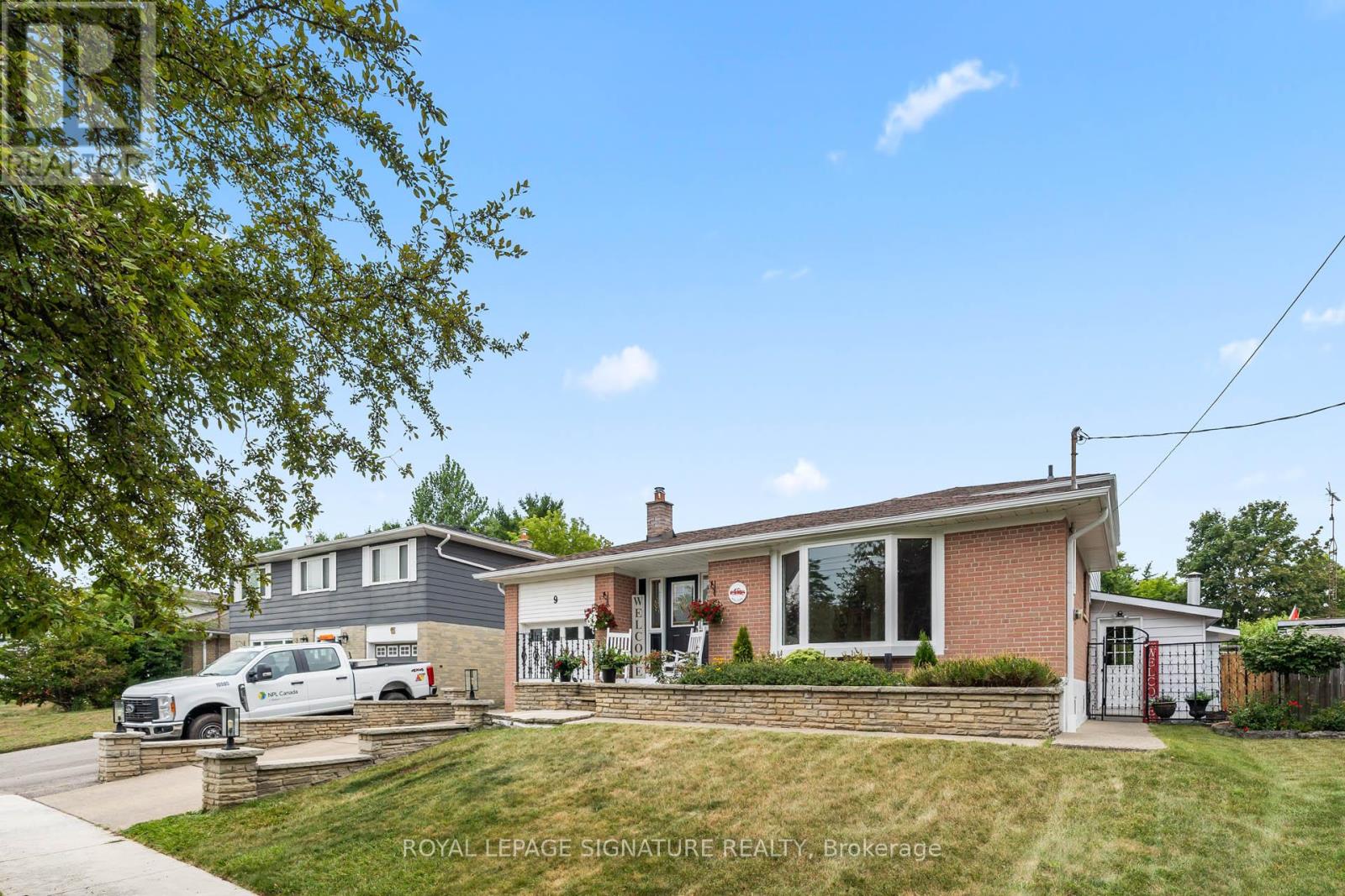 9 Faludon Drive, Halton Hills, Ontario  L7G 1H6 - Photo 2 - W12542888