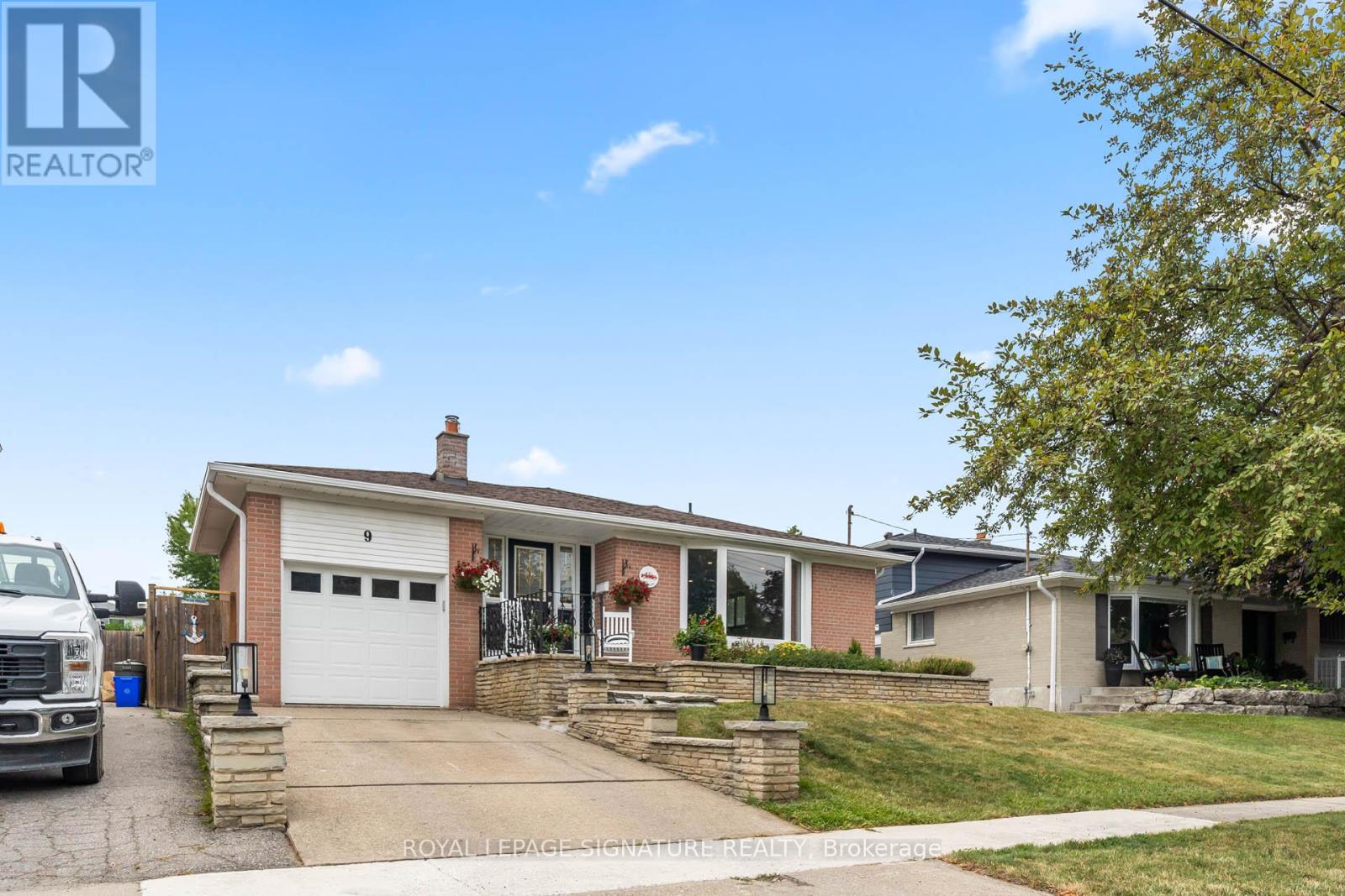 9 Faludon Drive, Halton Hills, Ontario  L7G 1H6 - Photo 3 - W12542888