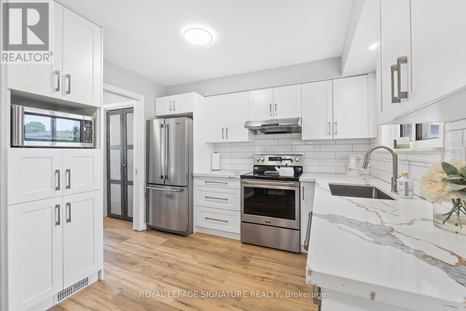 9 Faludon Drive, Halton Hills, Ontario  L7G 1H6 - Photo 8 - W12542888