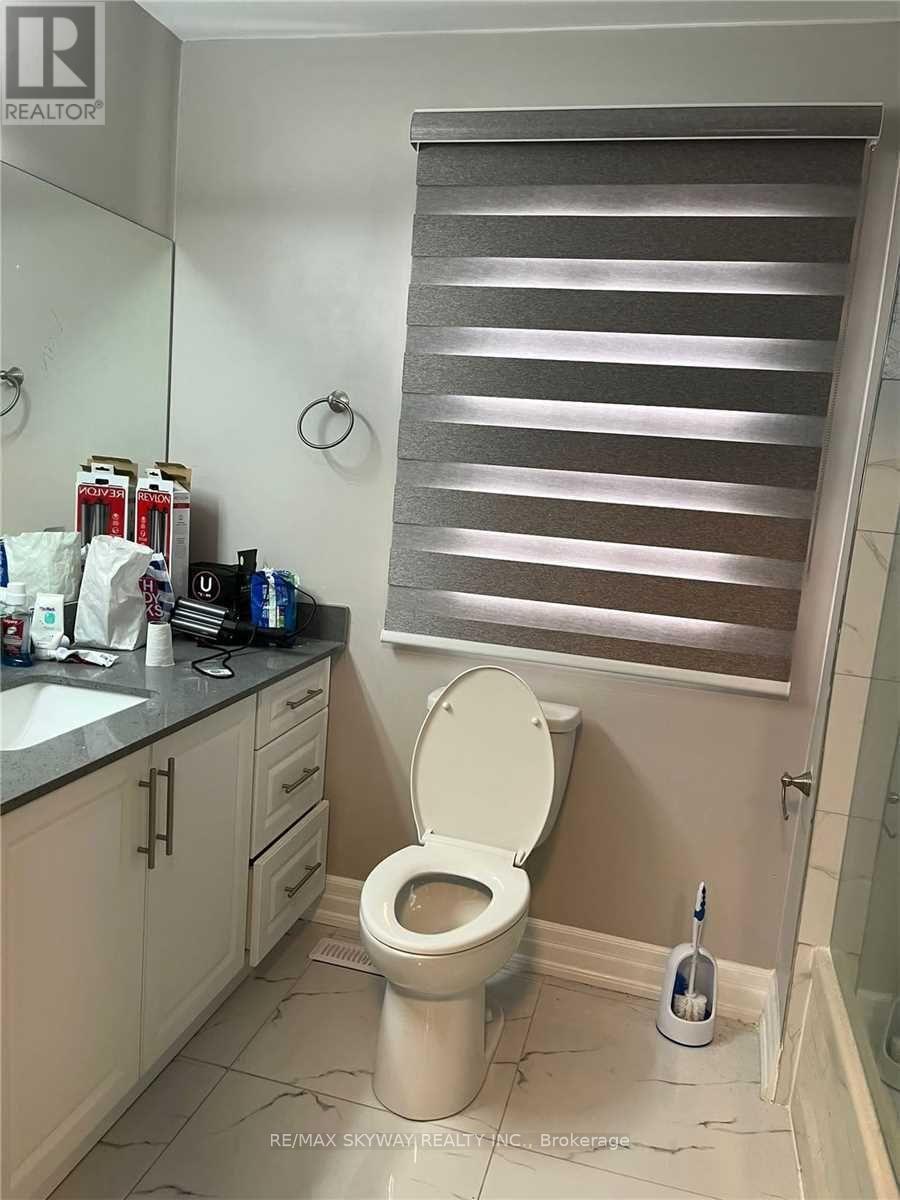 33 Mackay Street, Brampton, Ontario  L6S 3P8 - Photo 5 - W12542904