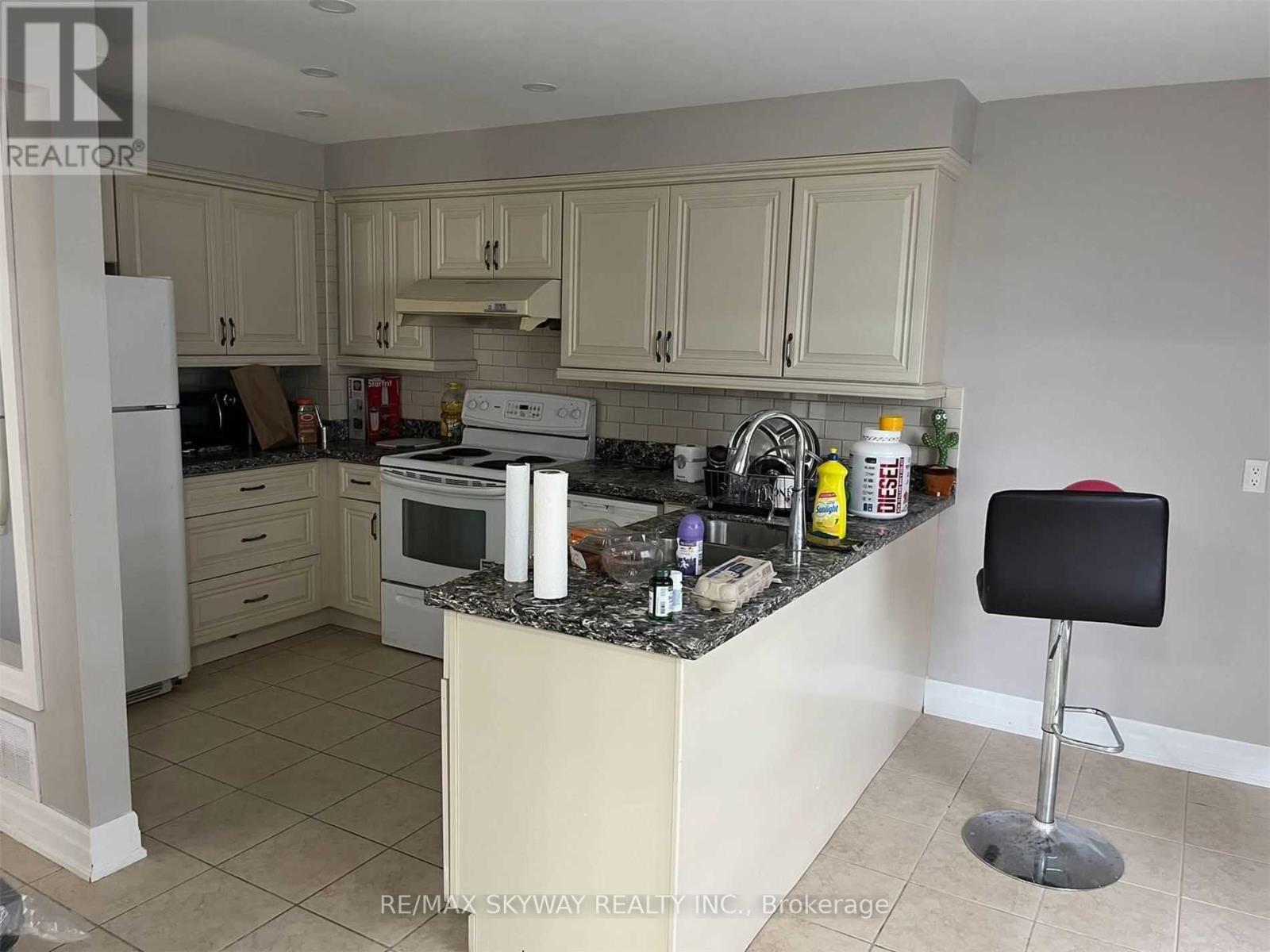 33 Mackay Street, Brampton, Ontario  L6S 3P8 - Photo 8 - W12542904