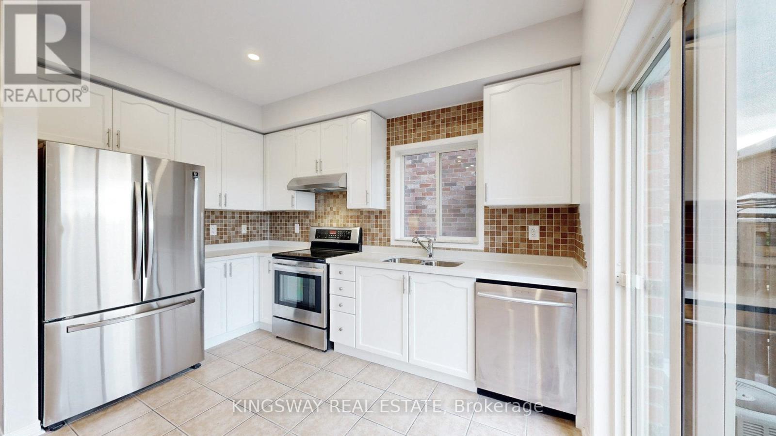 84 Abbotsbury Drive, Brampton, Ontario  L6X 0S2 - Photo 6 - W12542934