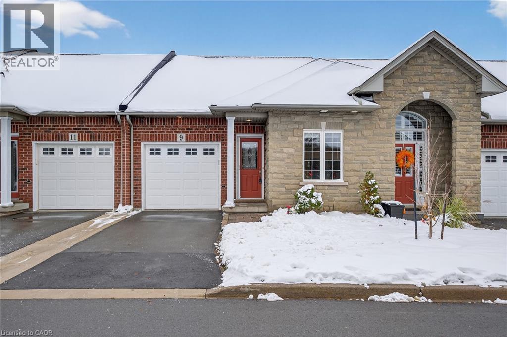 9 MANITOULIN Trail, Glanbrook, Ontario