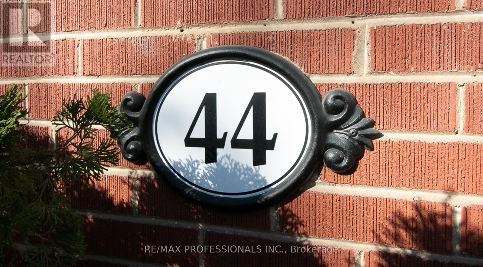 44 Robin Hood Road, Toronto, Ontario  M9A 2W8 - Photo 5 - W12542488