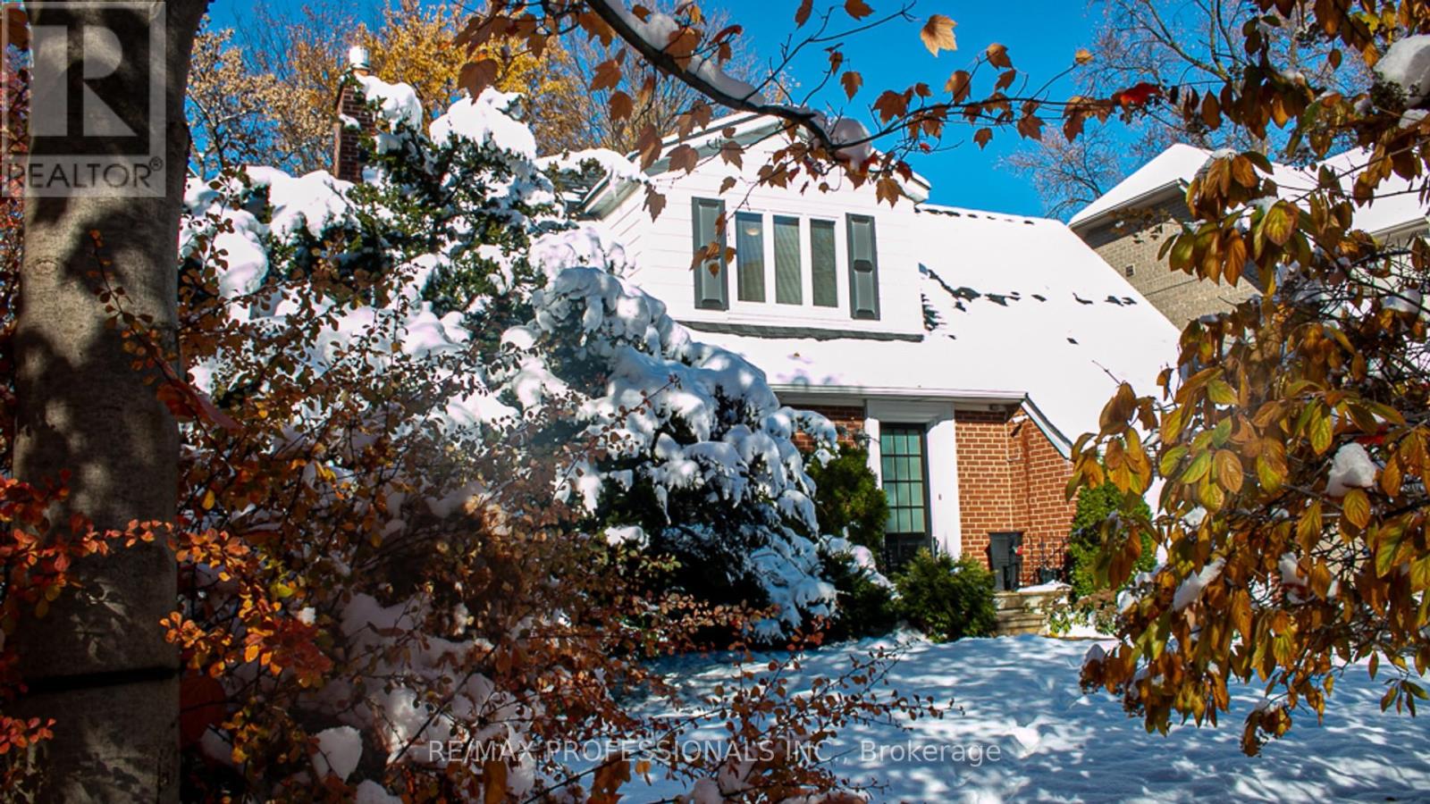 44 Robin Hood Road, Toronto, Ontario  M9A 2W8 - Photo 3 - W12542488