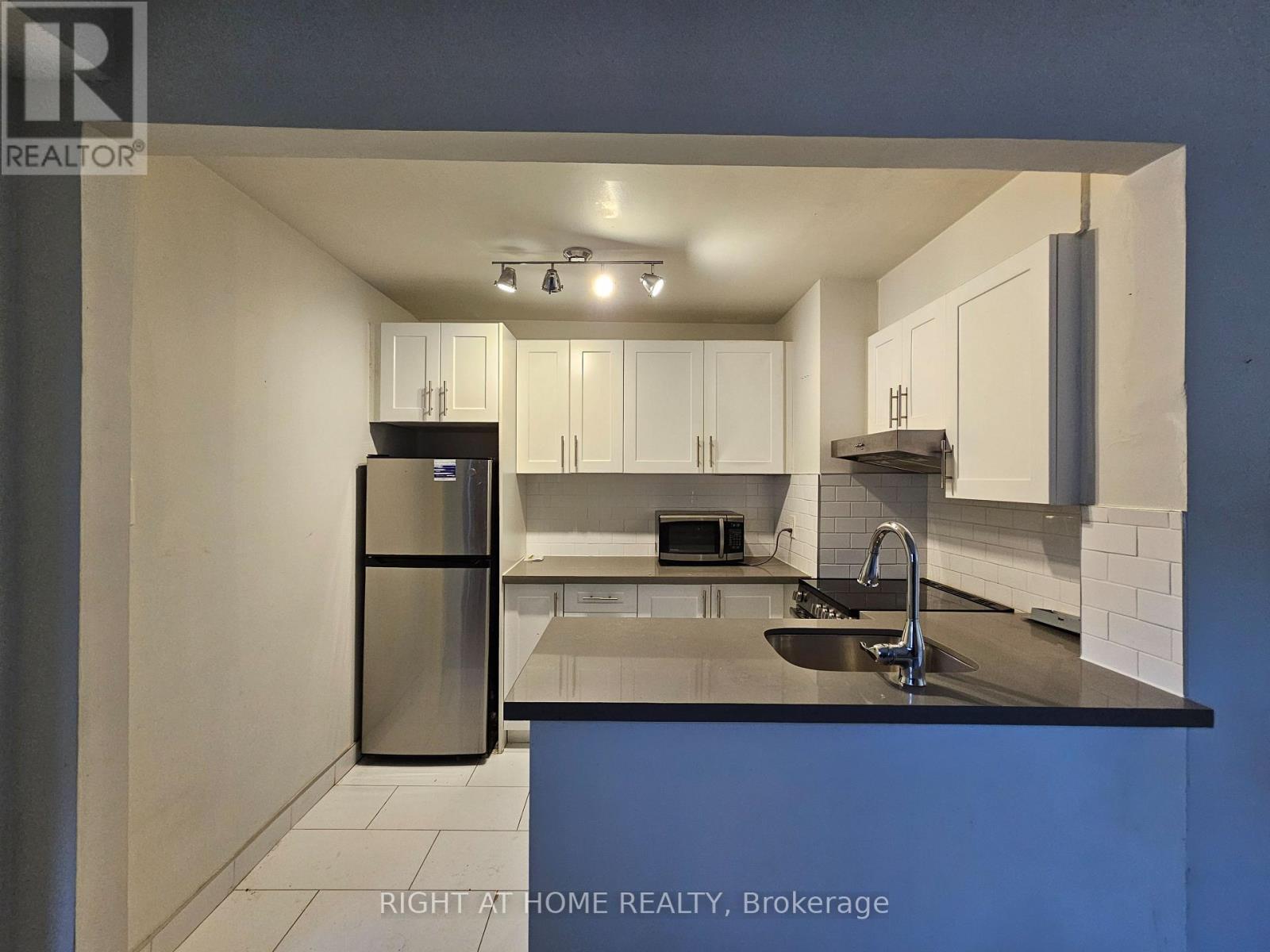 105 - 72 Wellesley Street E, Toronto, Ontario  M4Y 1H2 - Photo 3 - C12543138