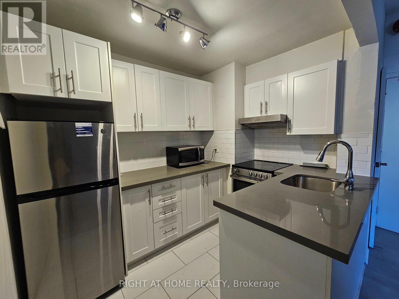 105 - 72 Wellesley Street E, Toronto, Ontario  M4Y 1H2 - Photo 4 - C12543138