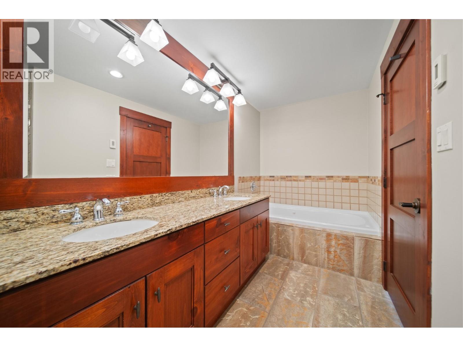 402 2202 Gondola Way, Whistler, British Columbia  V8E 0M7 - Photo 13 - R3067253