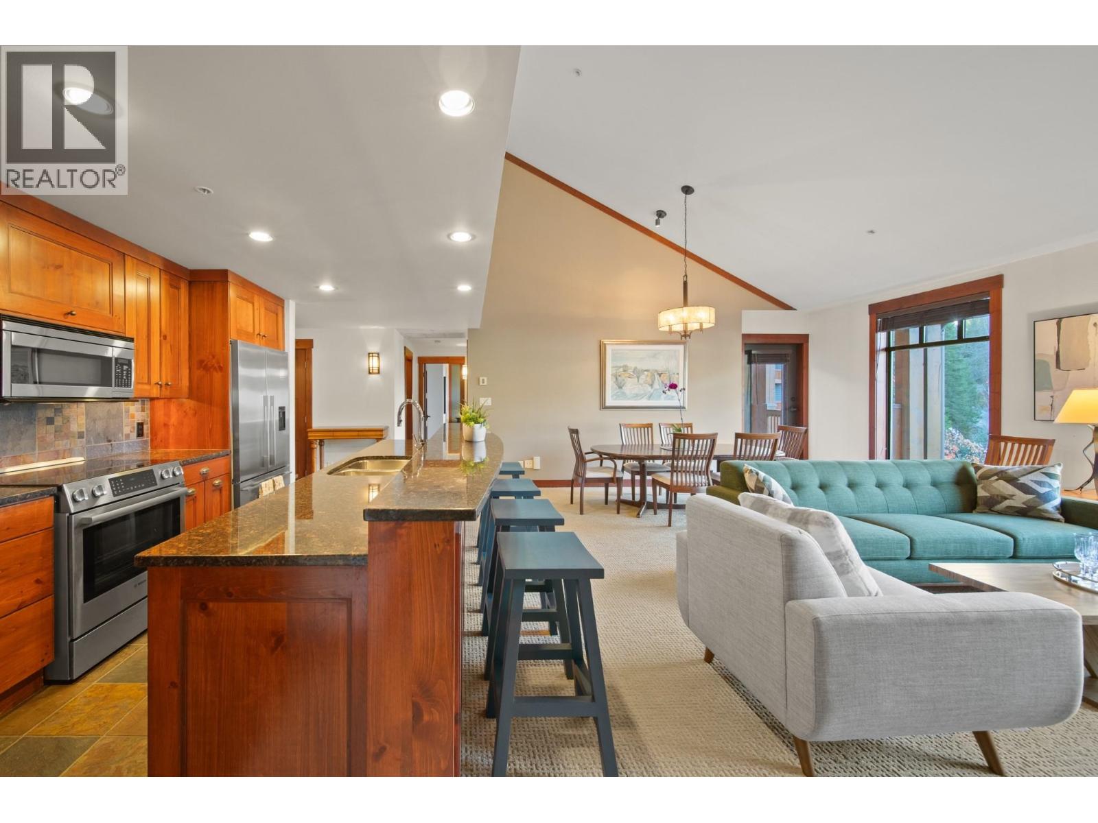 402 2202 Gondola Way, Whistler, British Columbia  V8E 0M7 - Photo 2 - R3067253