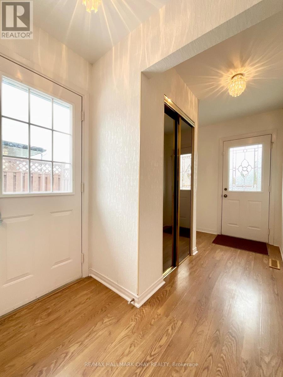 20 Earlsdale Crescent, Brampton, Ontario  L6T 3A8 - Photo 2 - W12543184