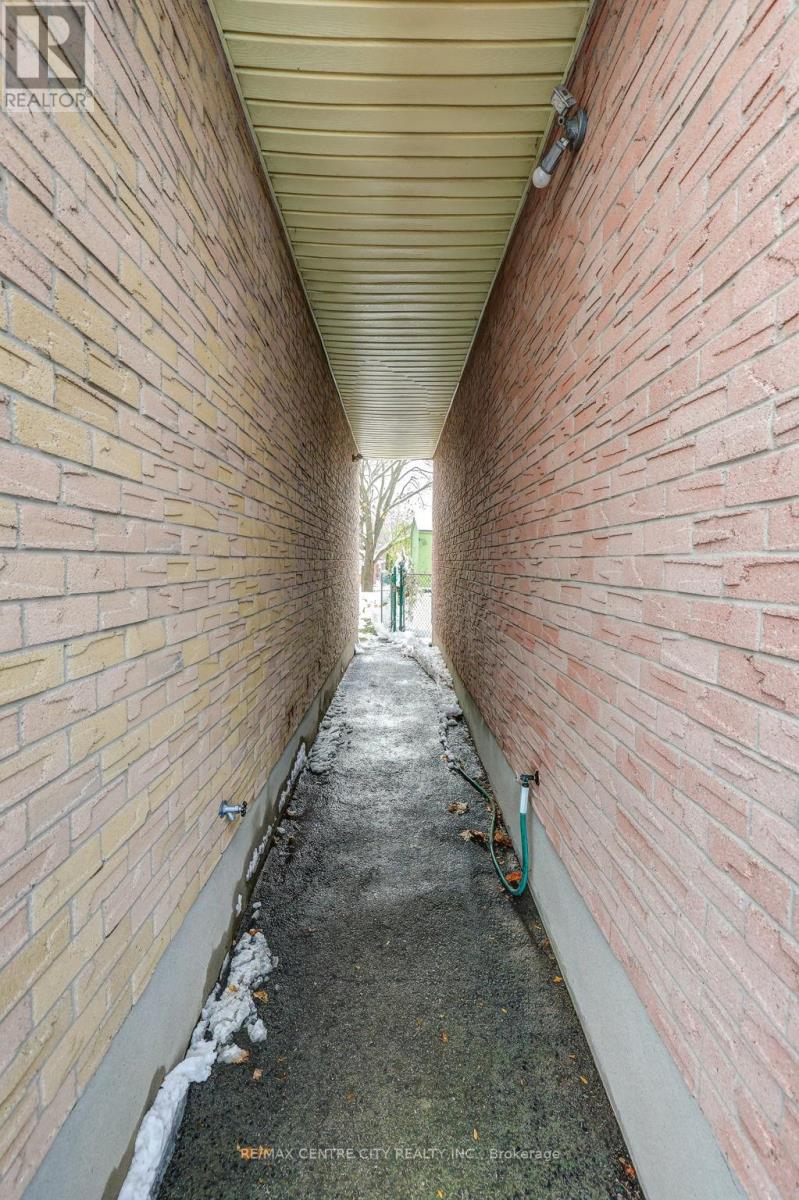 72 Adswood Road, London South, Ontario  N6E 2W1 - Photo 3 - X12543300